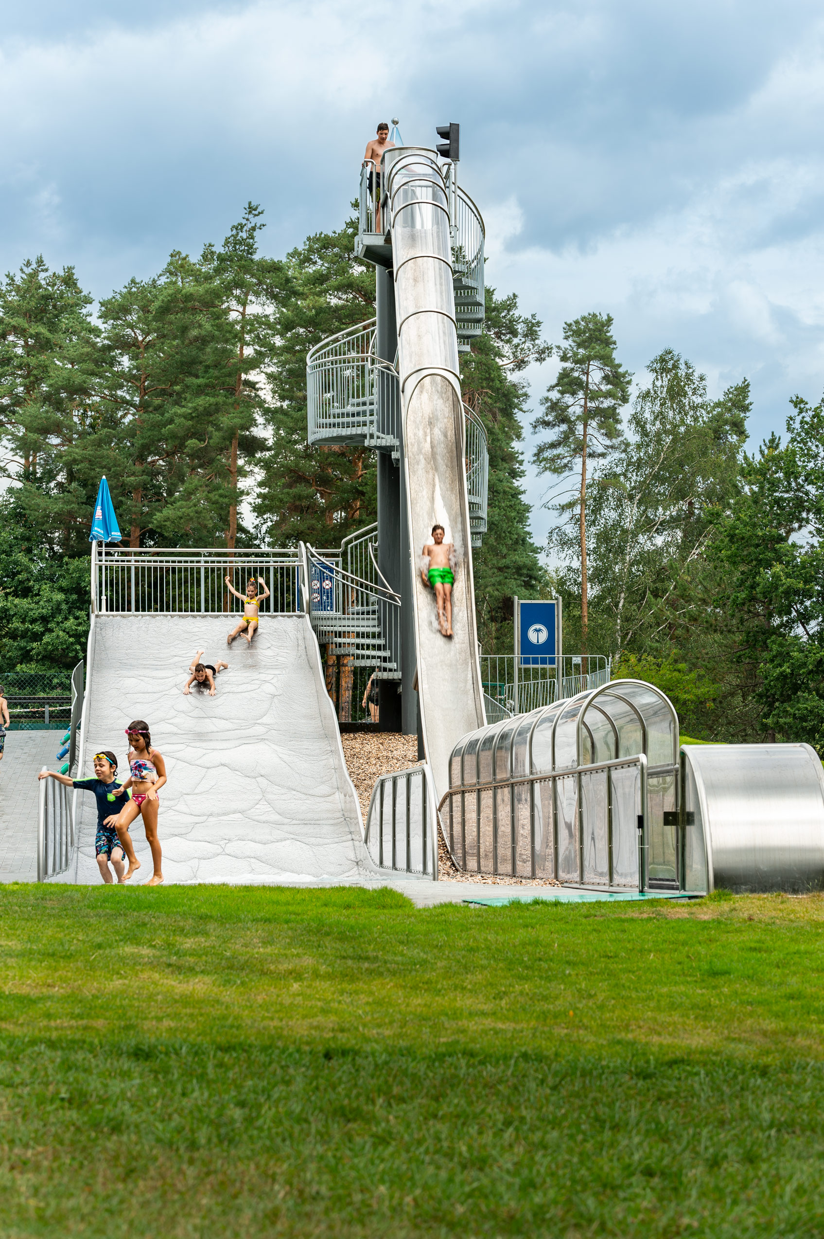 Was für ein Spaß mit dem Wasserrutschenterminal im Schätzlerbad in Weiden in der Oberpfalz, atlantics Edelstahlrutsche