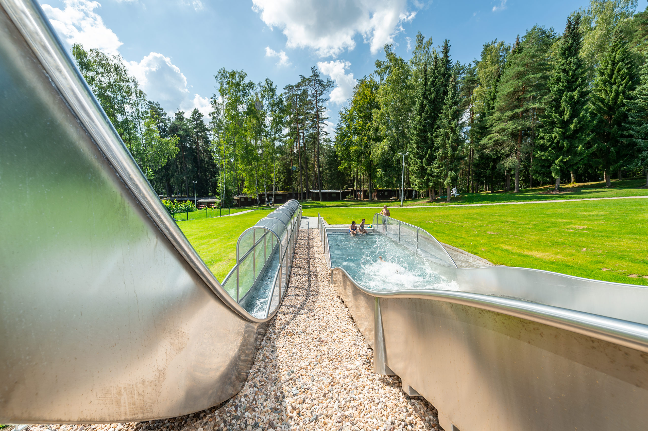 Badespaß auf den Wasserrutschen im Schätzlerbad in Weiden in der Oberpfalz, atlantics Edelstahlrutsche