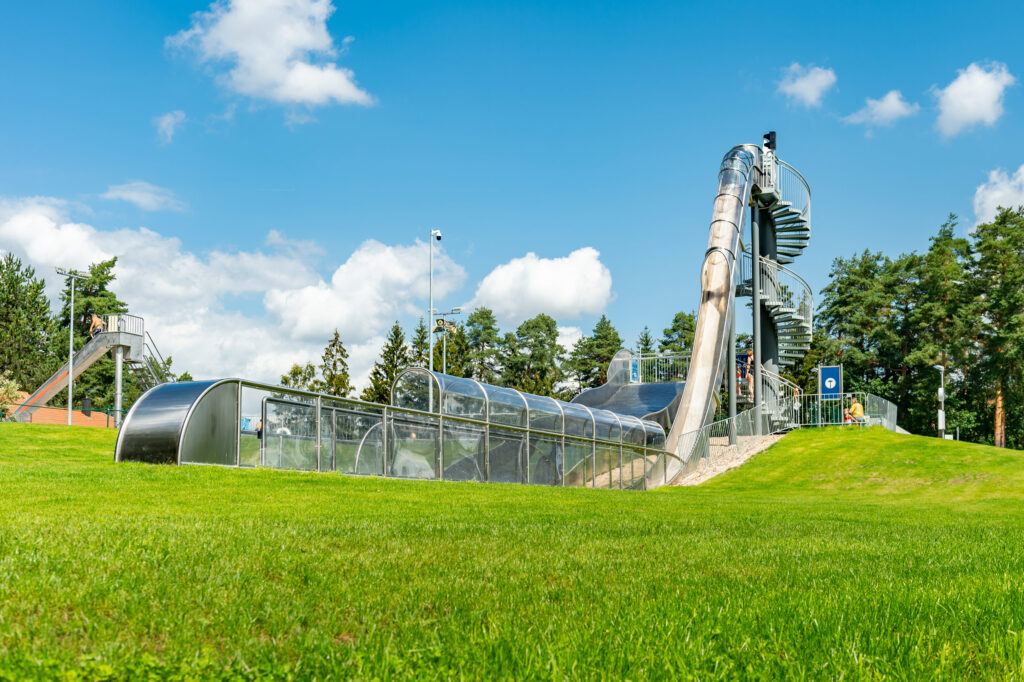 Impressionante terminal de escorregas aquáticos no Schätzlerbad em Weiden na Oberpfalz, escorrega de aço inoxidável atlantics