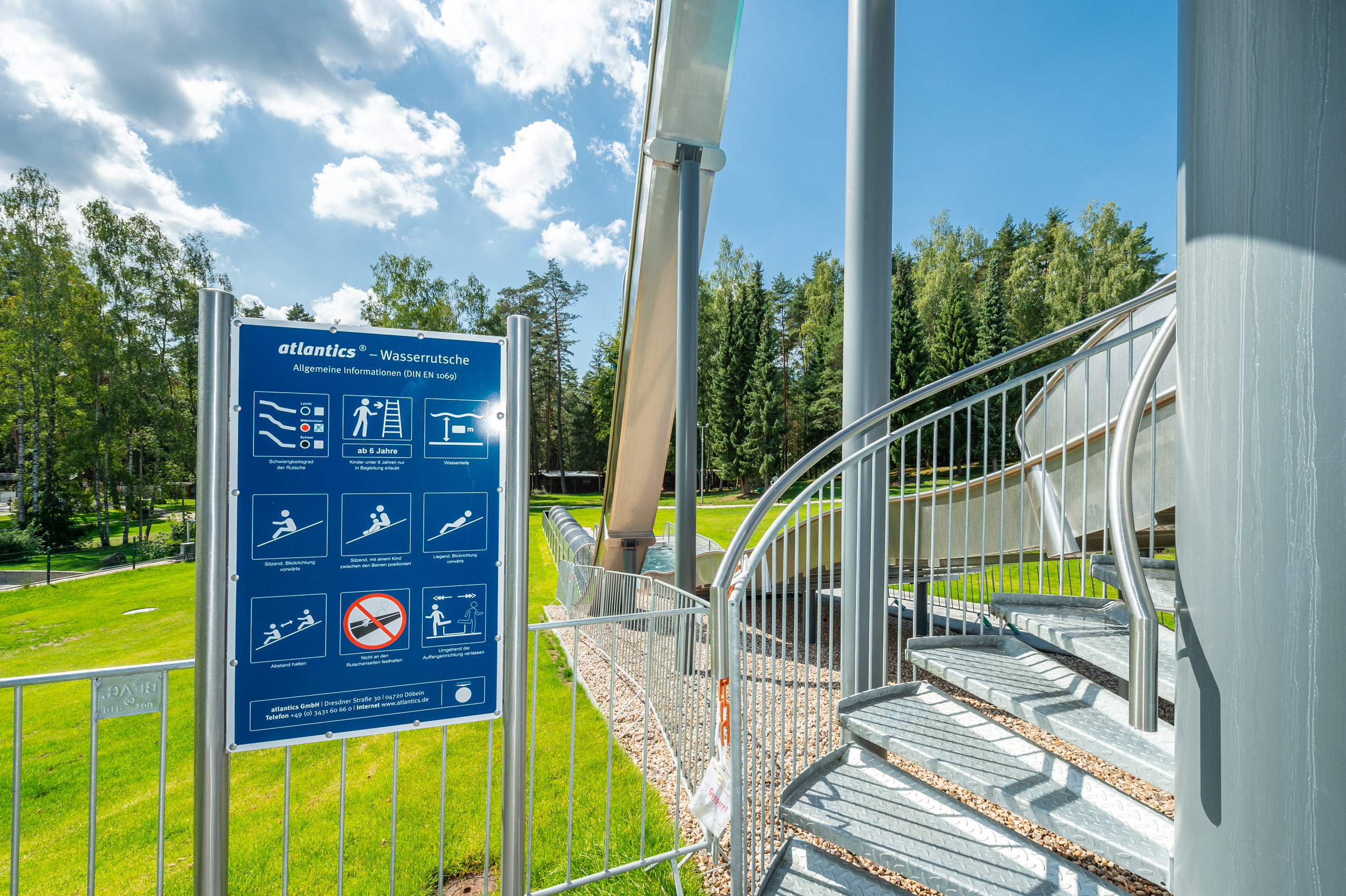 Hinweisschild der Wasserrutsche im Schätzlerbad in Weiden in der Oberpfalz