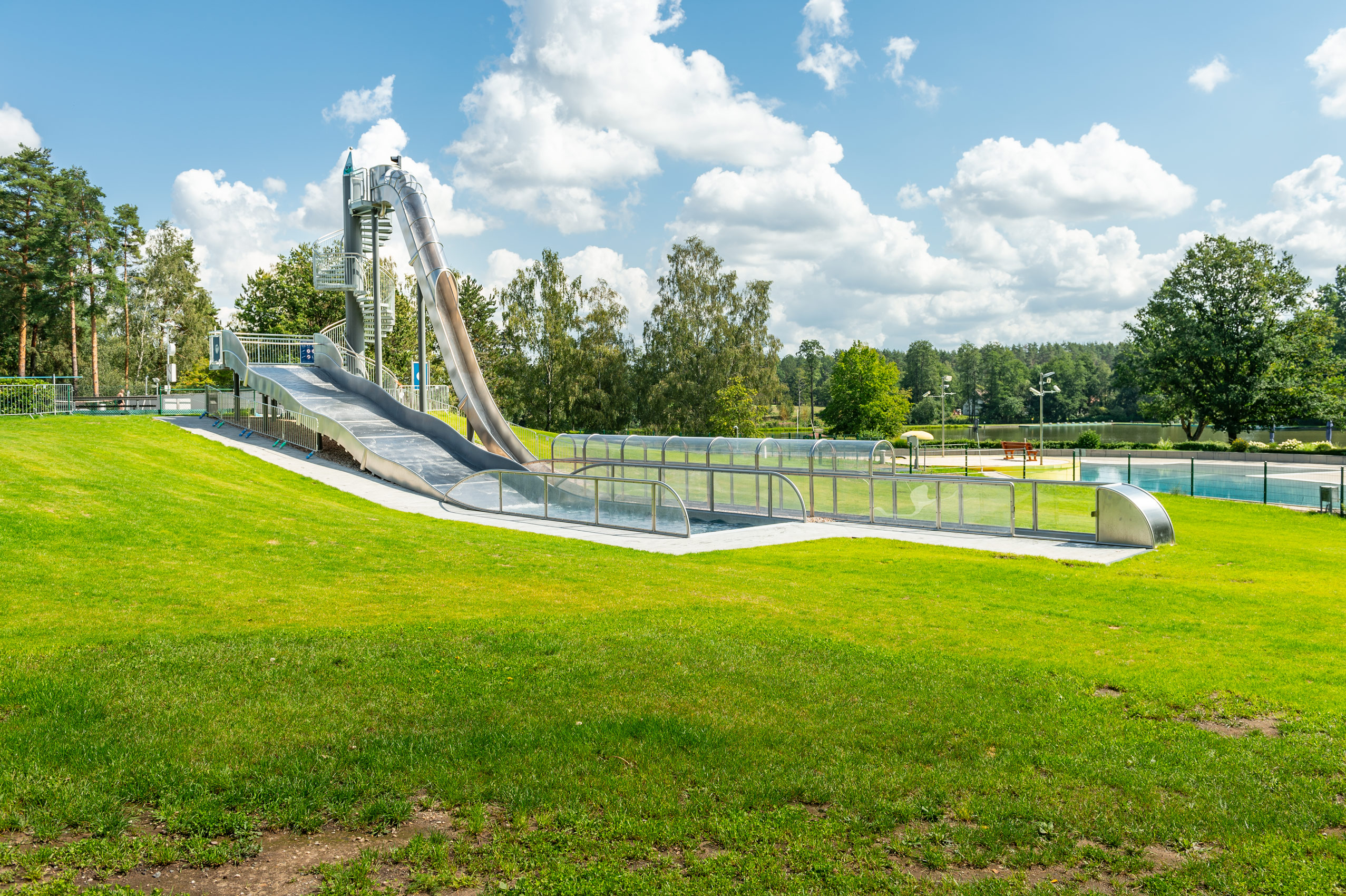 Beeindruckendes Wasserrutschenterminal im Schätzlerbad in Weiden in der Oberpfalz, atlantics Edelstahlrutsche