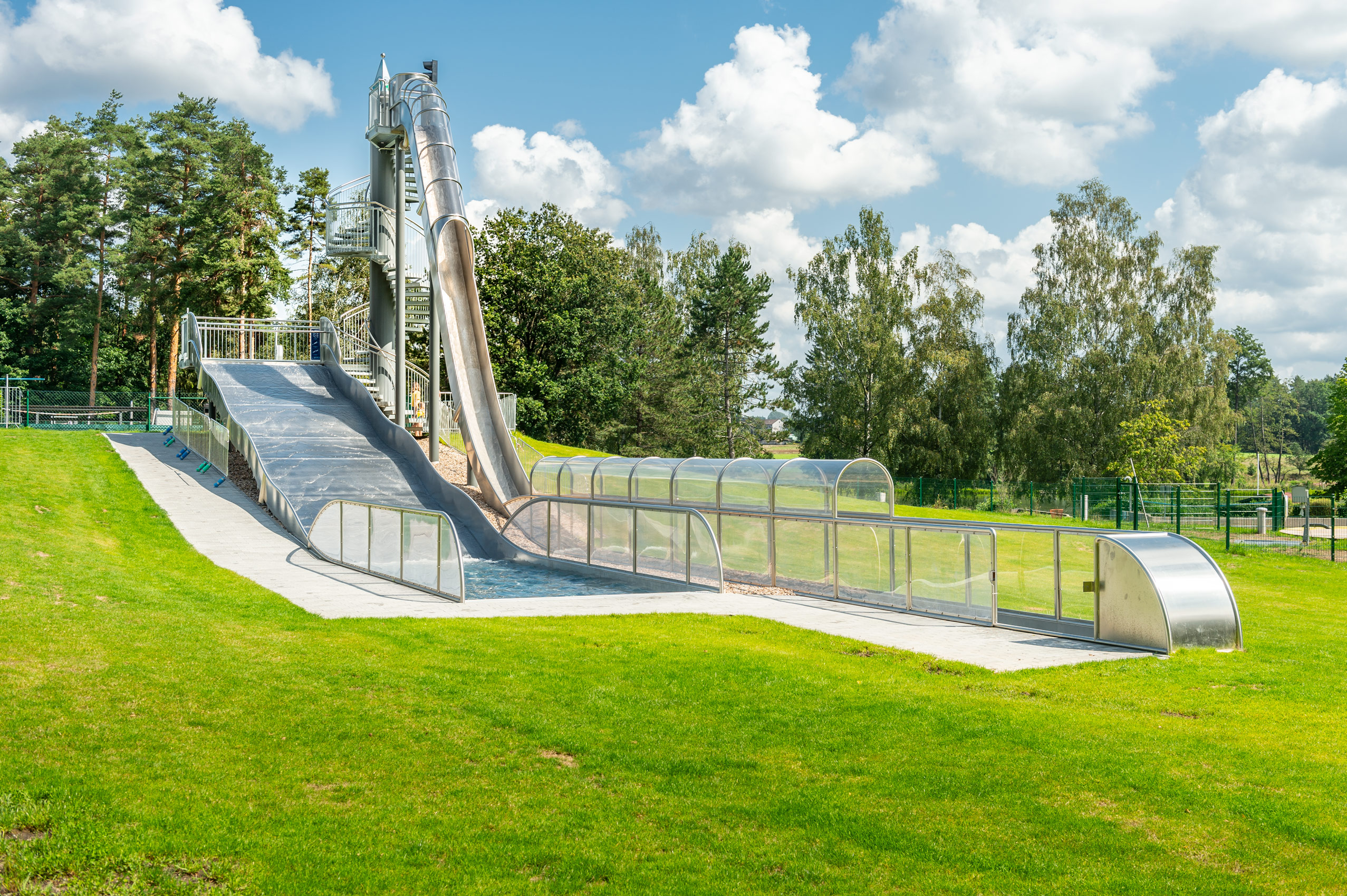 Beeindruckendes Wasserrutschenterminal im Schätzlerbad in Weiden in der Oberpfalz, von atlantics gebaut