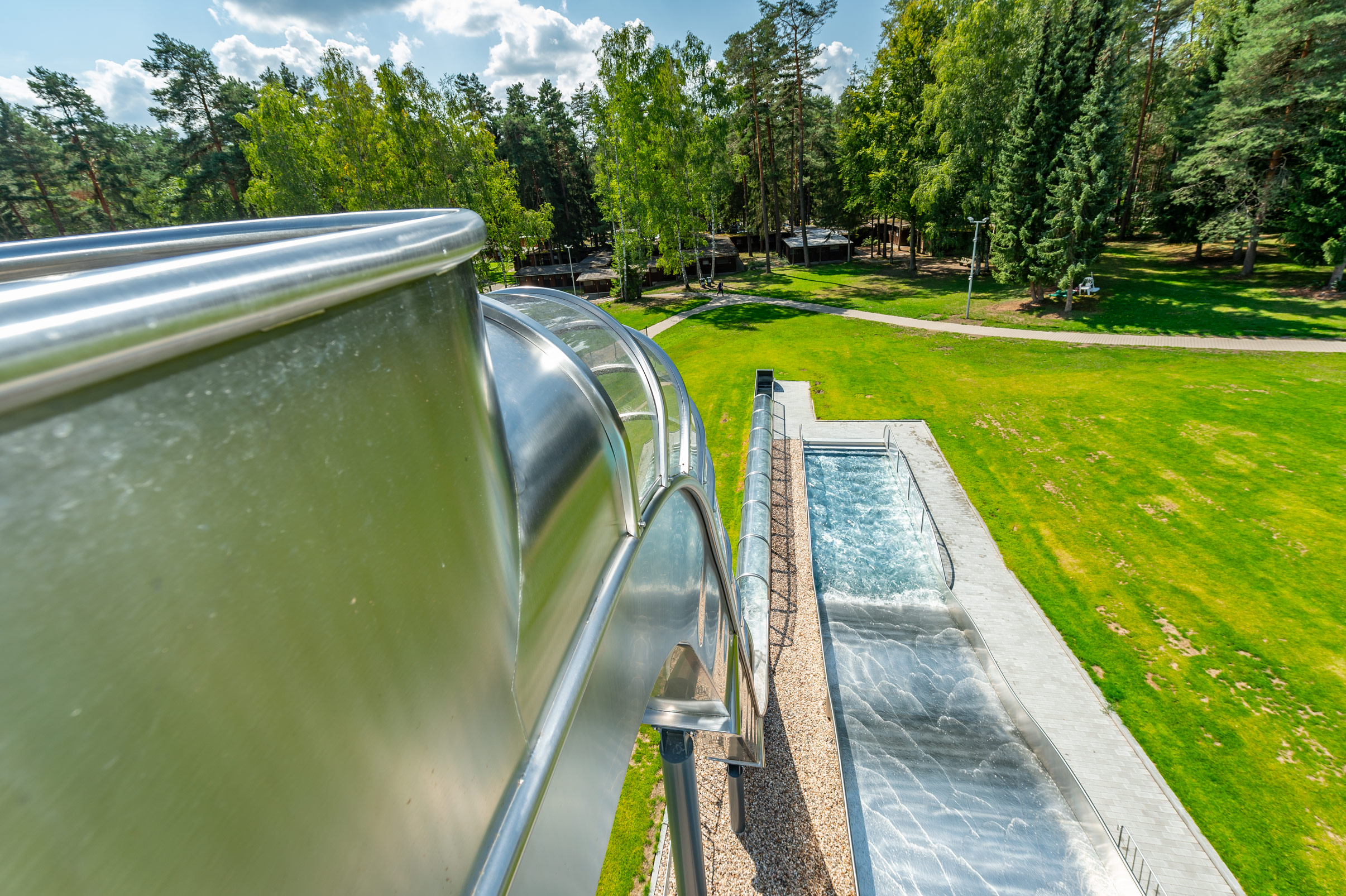 Blick von oben auf die Wasserrutsche im Schätzlerbad in Weiden in der Oberpfalz, atlantics Edelstahlrutsche