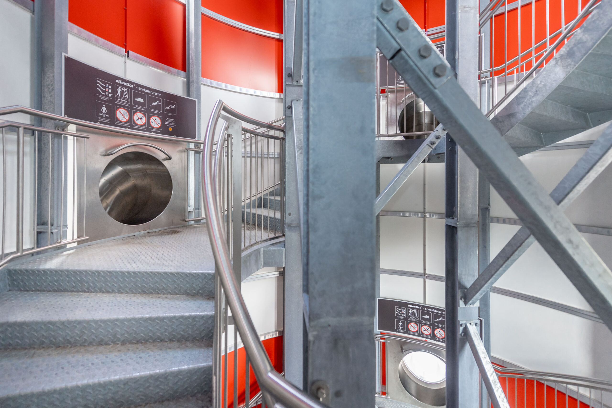 atlantics Edelstahlrutschen Erlebnis Leuchtturm in rot-weiß als Spielplatz, Kaufhaus Stolz in Rechlin und sein Rutschenturm