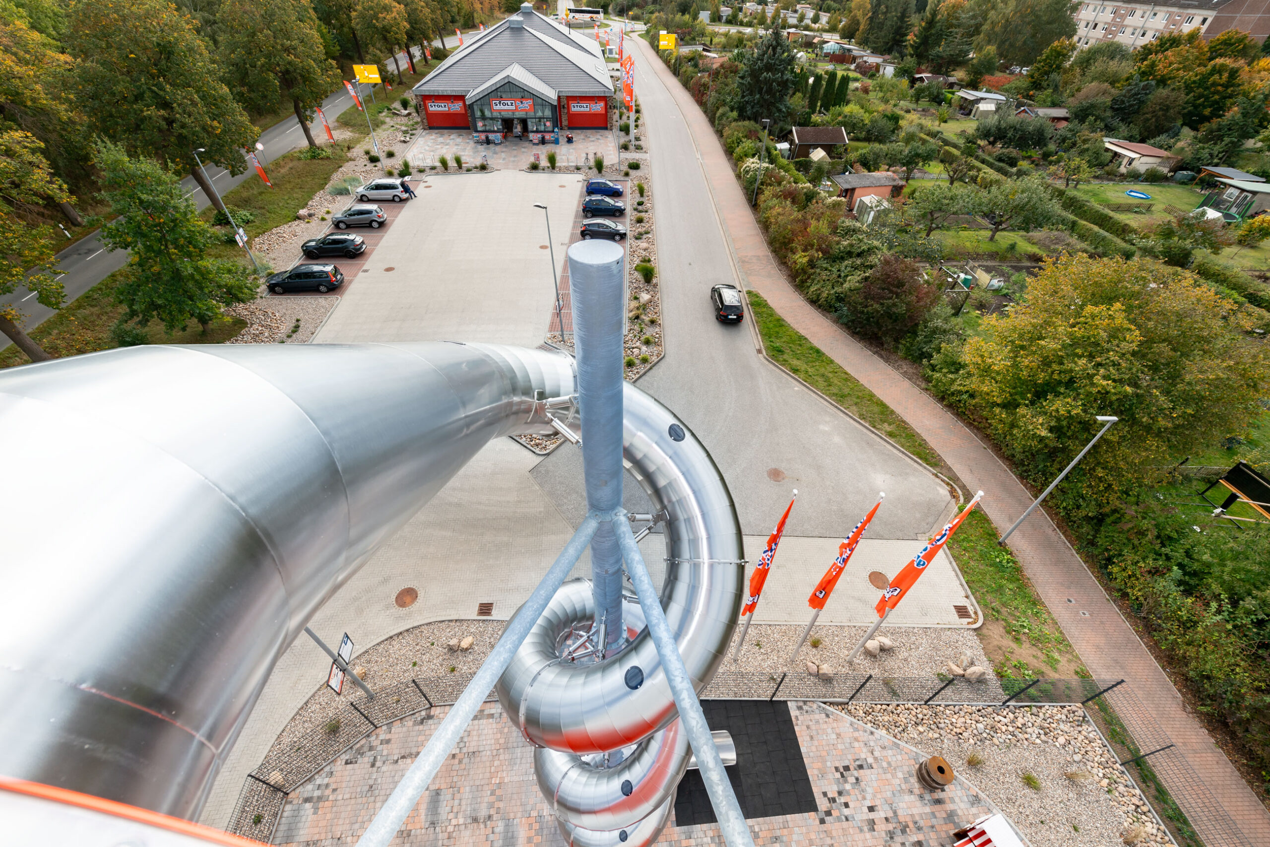 Blick von oben, atlantics Edelstahlrutschen Erlebnis Leuchtturm in rot-weiß als Spielplatz, Kaufhaus Stolz in Rechlin und sein Rutschenturm