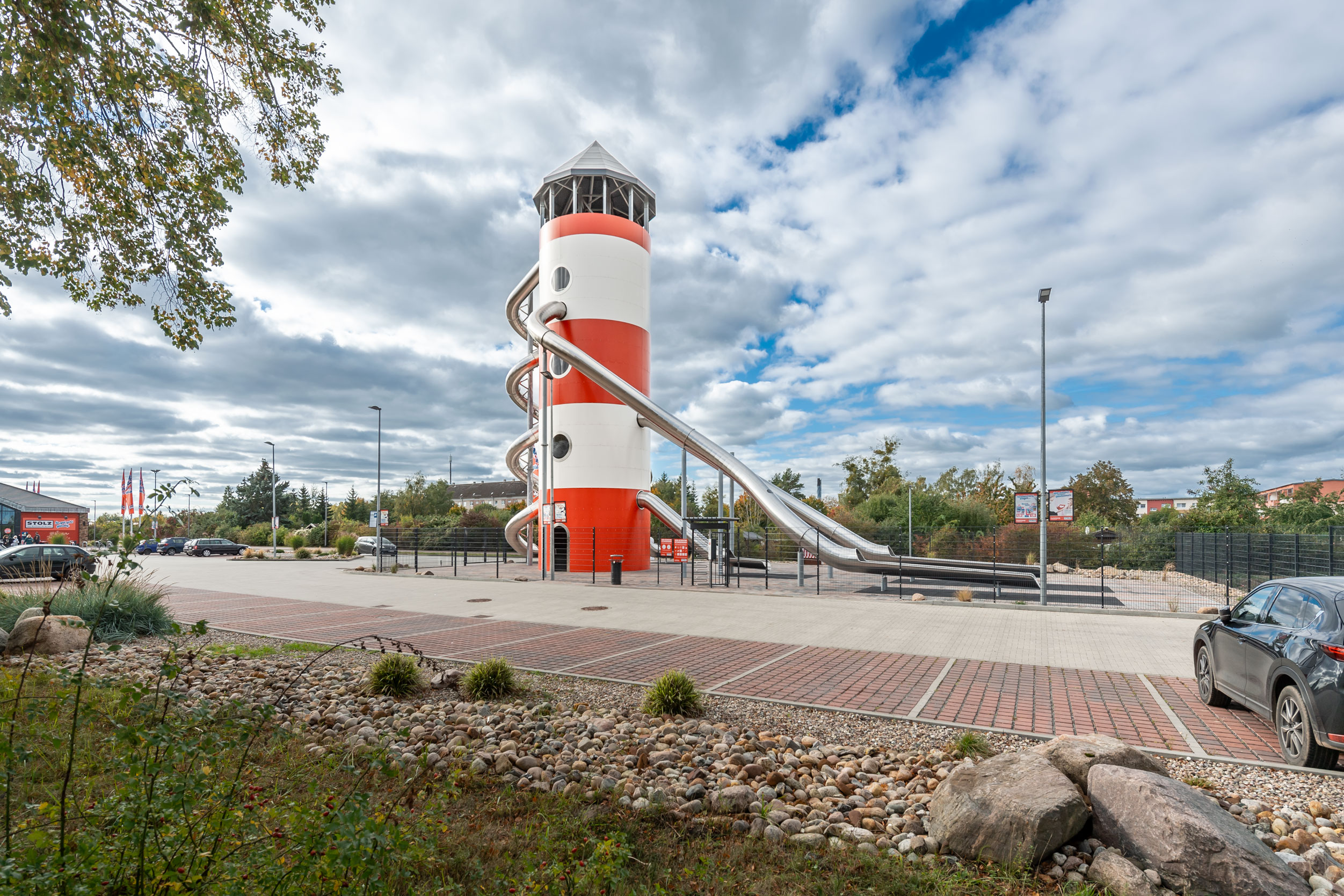 atlantics Edelstahl-Rutschenturm als Spielplatz und Aussichtsturm, Kaufhaus Stolz in Rechlin