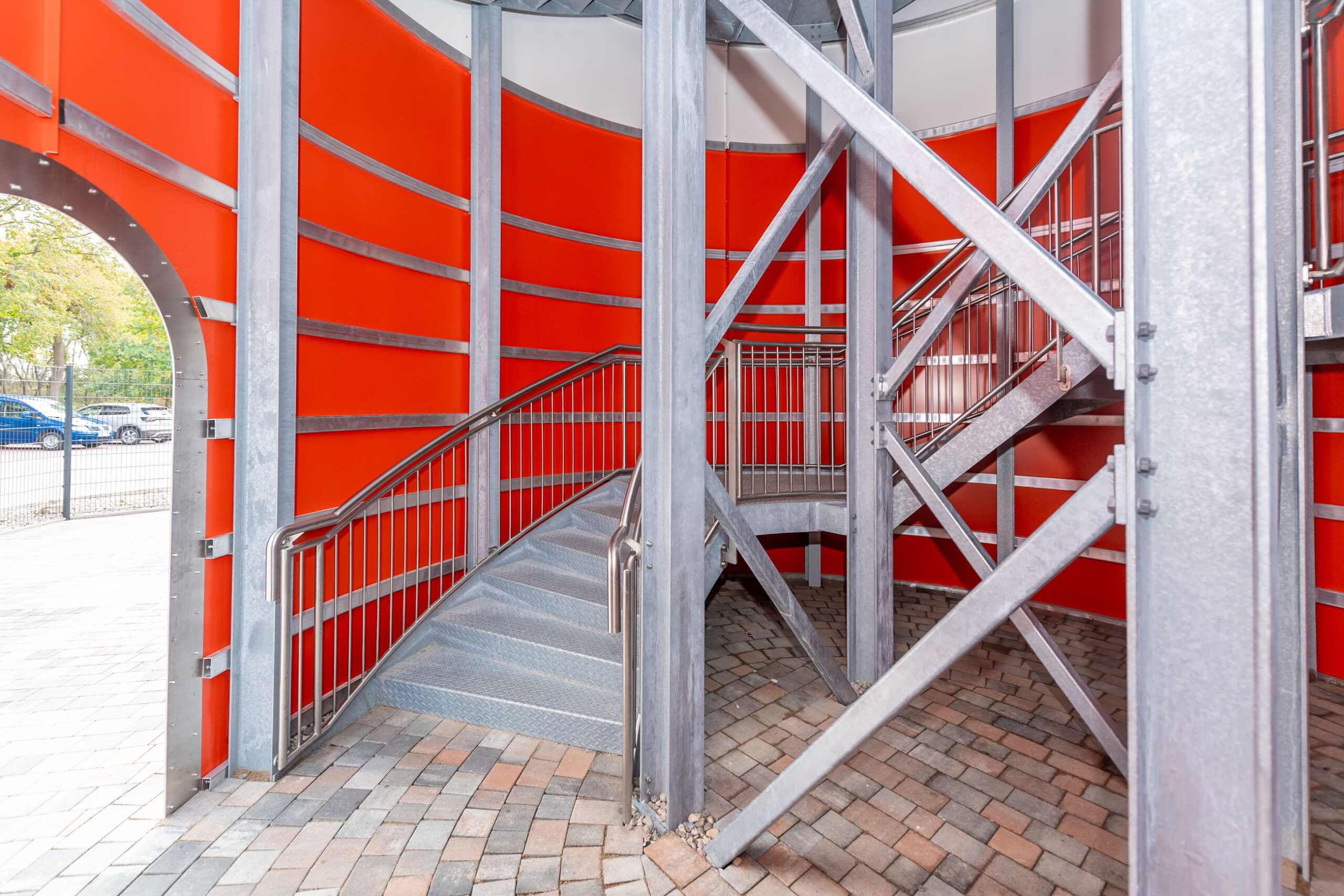 atlantics Edelstahlrutschen Erlebnis Leuchtturm in rot-weiß als Spielplatz, Kaufhaus Stolz in Rechlin und sein Rutschenturm