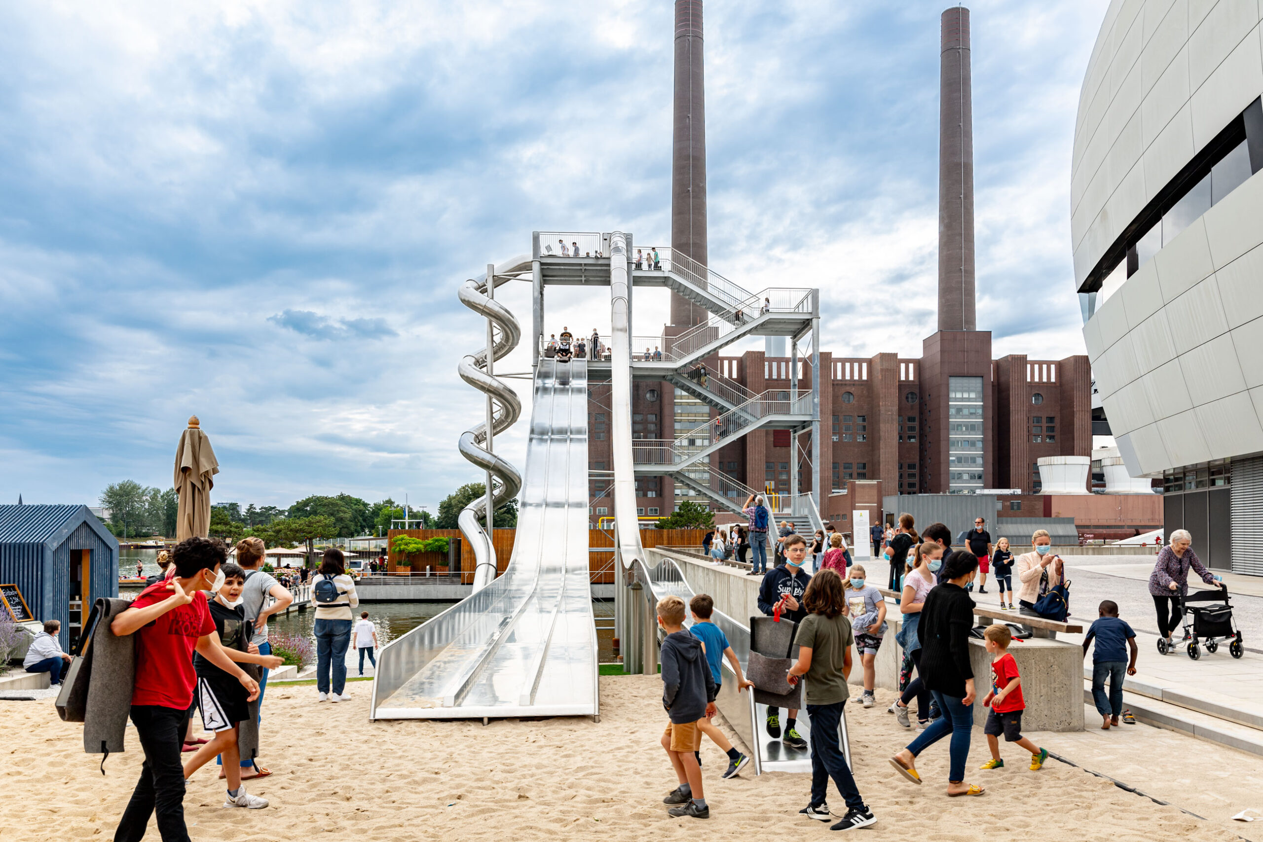 atlantics Edelstahlrutschen am Rutschenturm in der Autostadt Wolfsburg