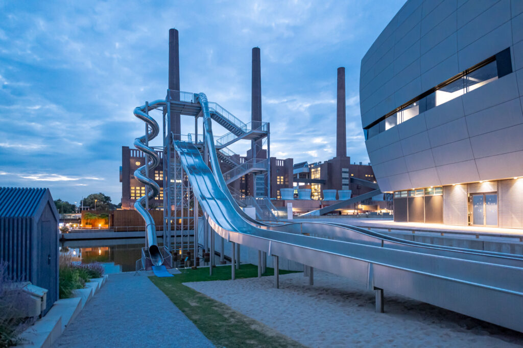 Scivoli in acciaio inox atlantics presso la torre per scivoli nell'Autostadt di Wolfsburg