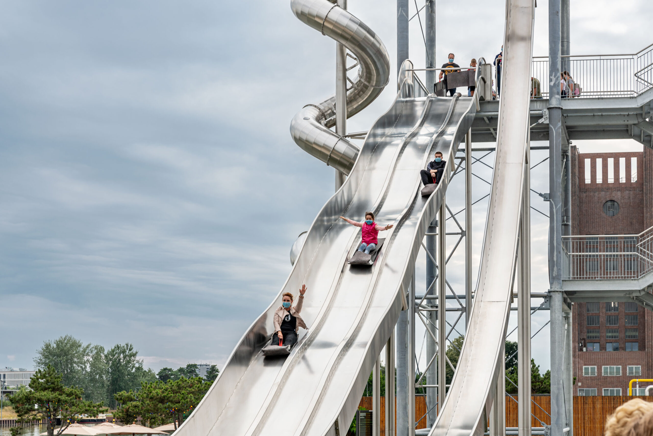 atlantics Edelstahlrutschen am Rutschenturm in der Autostadt Wolfsburg