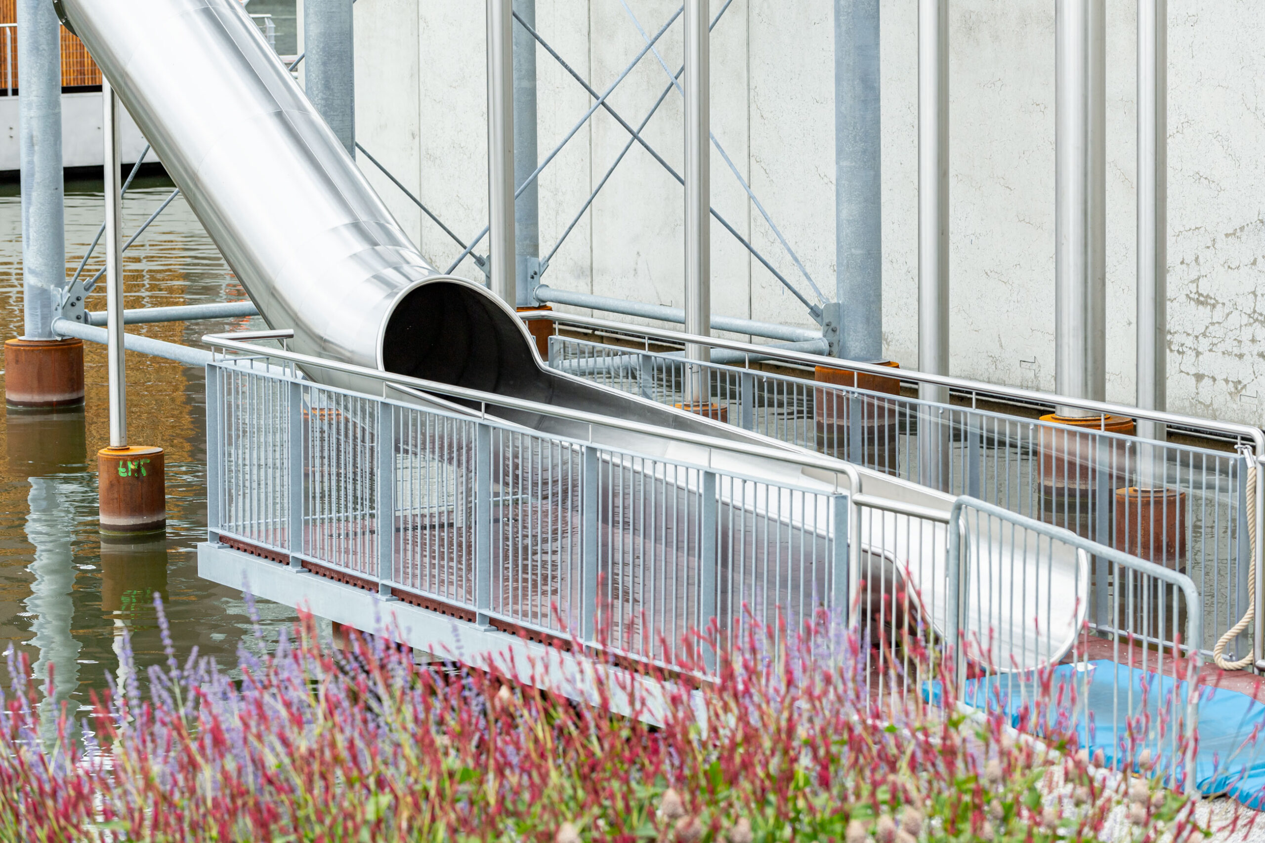 atlantics Edelstahlrutschen am Rutschenturm in der Autostadt Wolfsburg