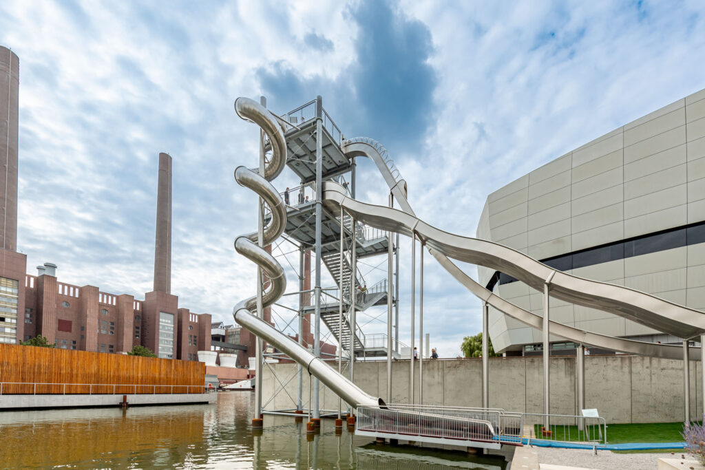 Scivoli in acciaio inox atlantics presso la torre per scivoli nell'Autostadt di Wolfsburg