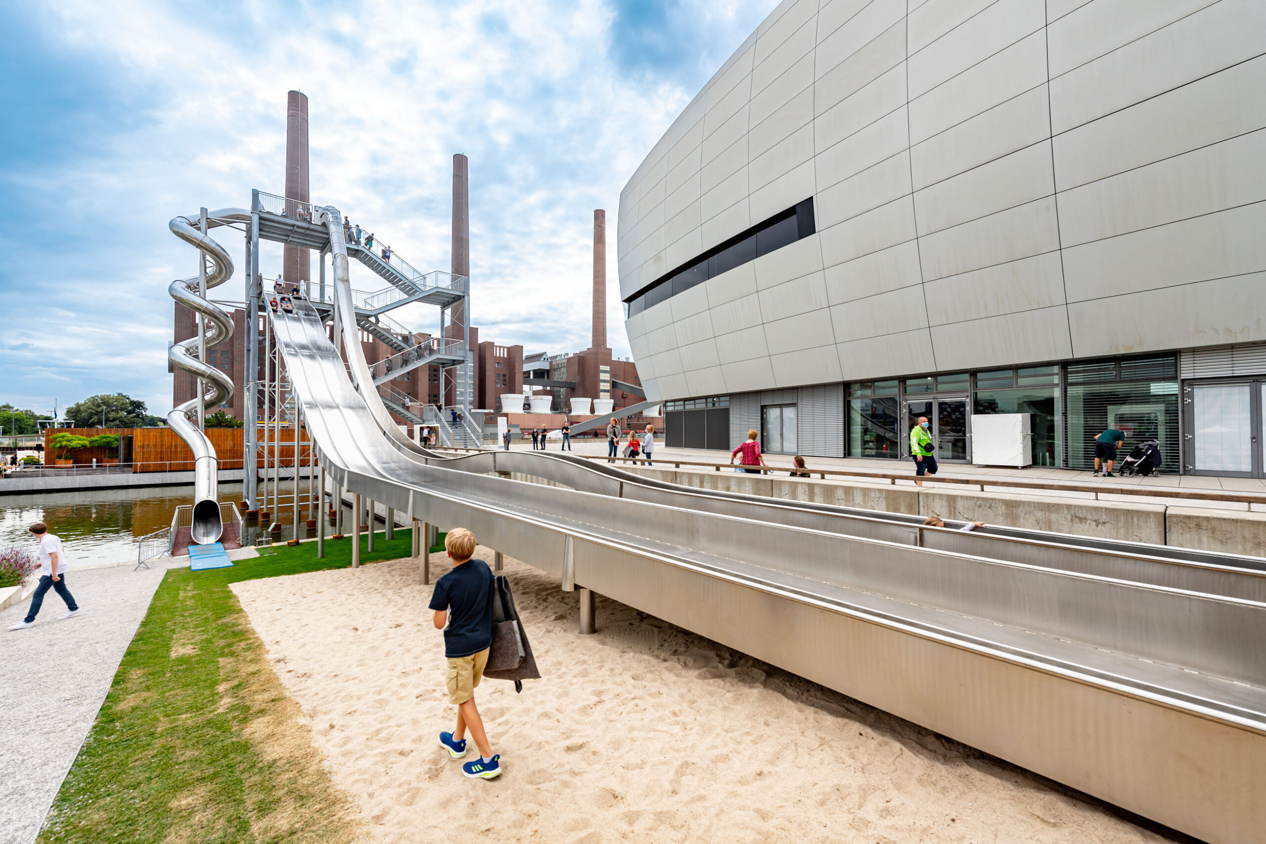 atlantics Rutschenturm in der Autostadt Wolfsburg, Edelstahlrutschen
