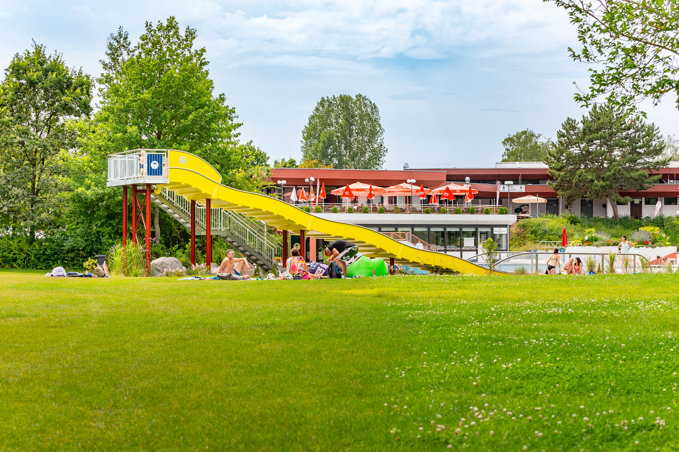 Wasserrutsche aus V4A im Wellenfreibad in Höchstadt an der Aisch, Blick von der Wiese