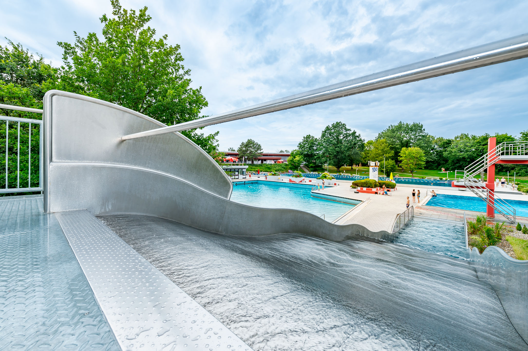 Breitwellenwasserrutsche mit Landebecken aus V4A Edelstahl im Wellenfreibad in Höchstadt an der Aisch