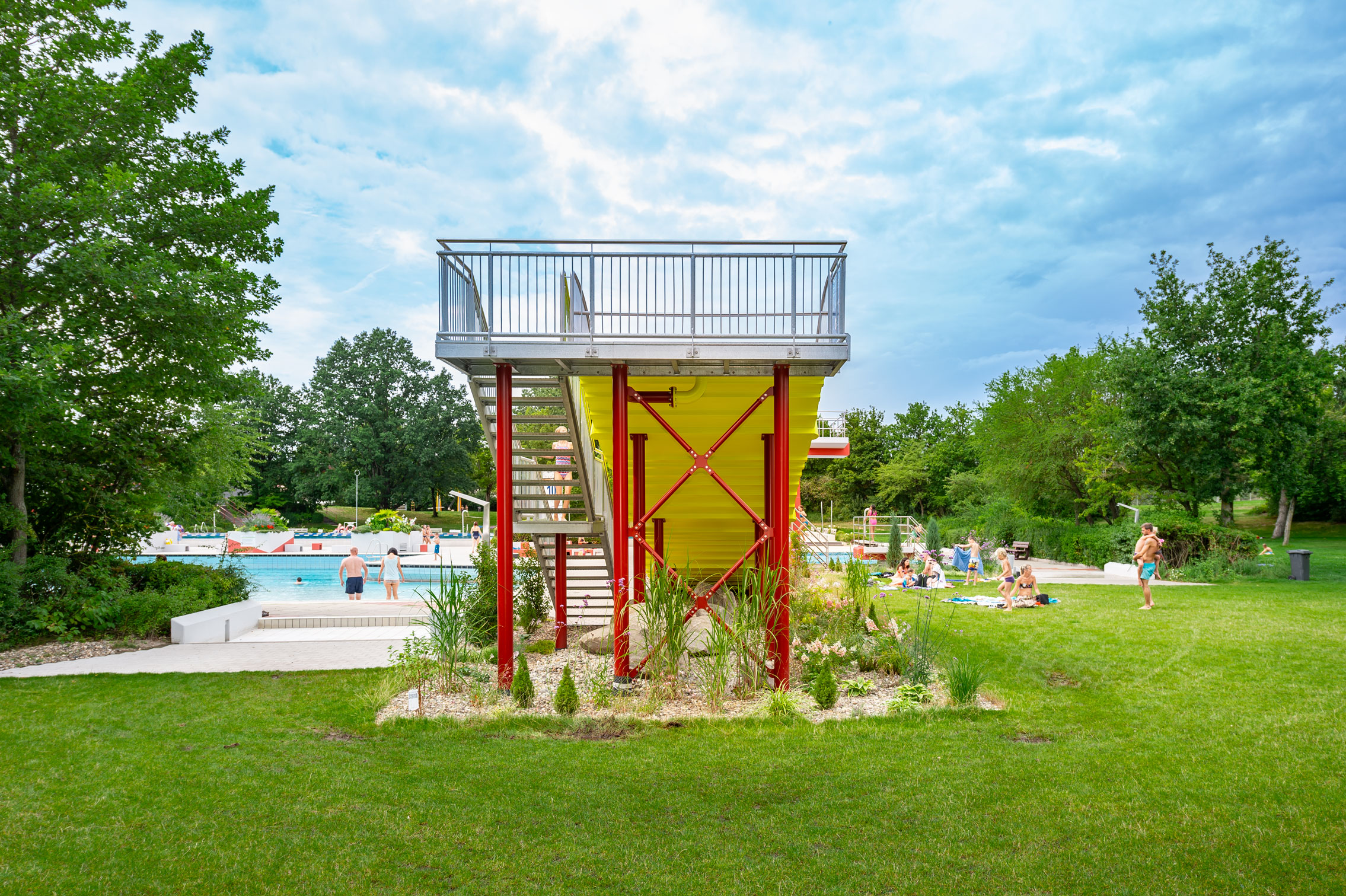 Bunte Wasserrutsche mit Landebecken aus V4A Edelstahl im Wellenfreibad in Höchstadt an der Aisch