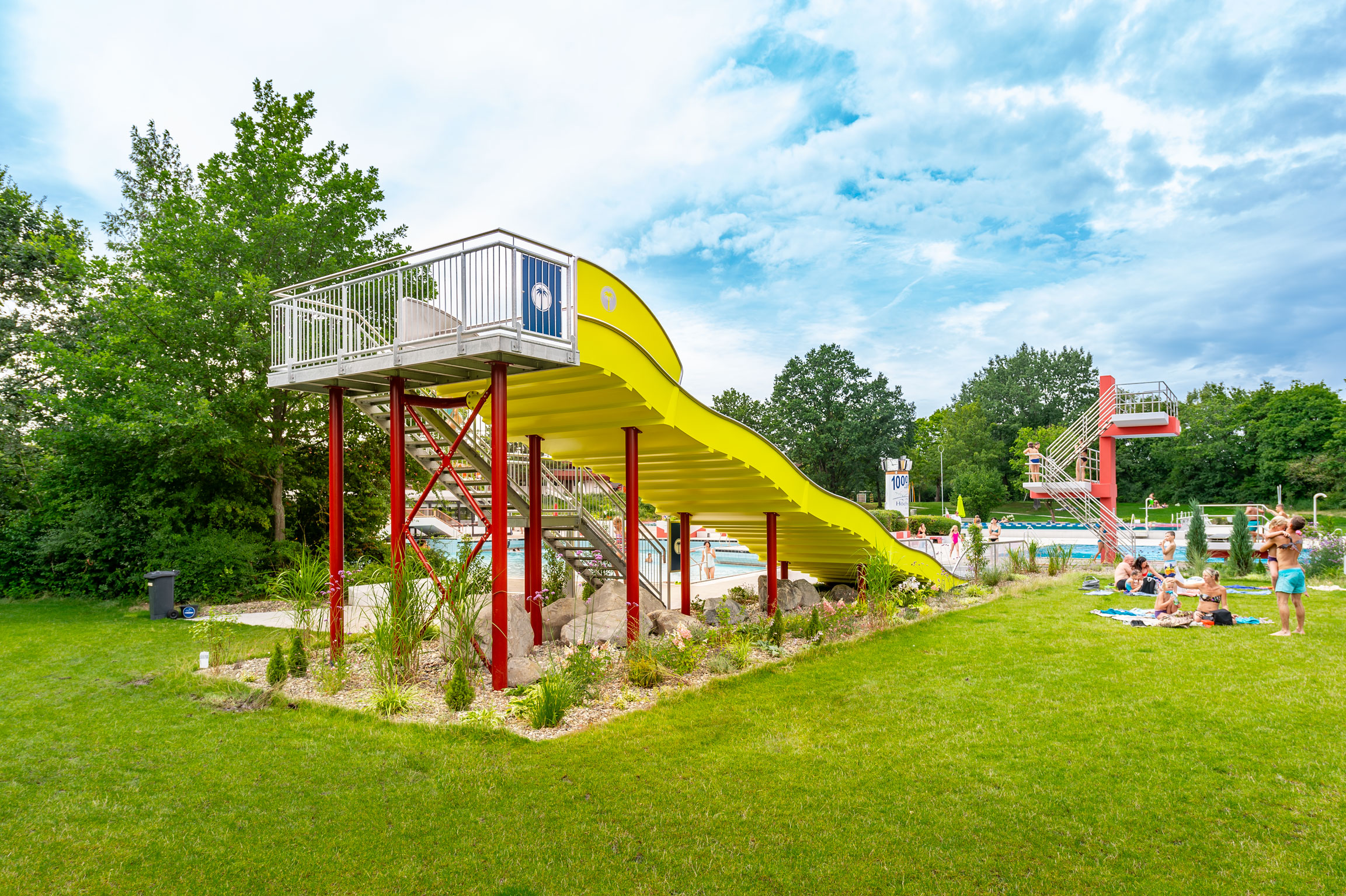 Bunte Wasserrutsche mit Landebecken aus V4A Edelstahl im Wellenfreibad in Höchstadt an der Aisch