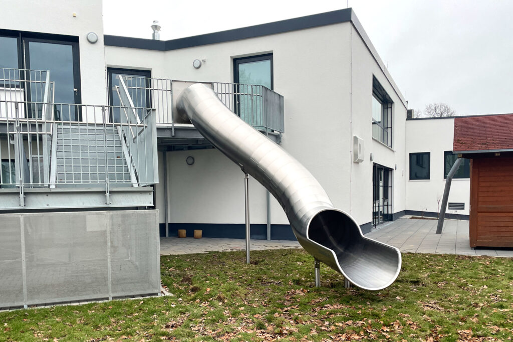 atlantics Evakuierungsrutsche aus Edelstahl in der Kita im Nassen in Windhagen