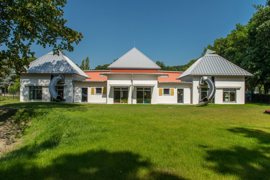 atlantics Edelstahlrutschen in der Kita Geislautern in Völklingen Außenansicht für Evakuierung