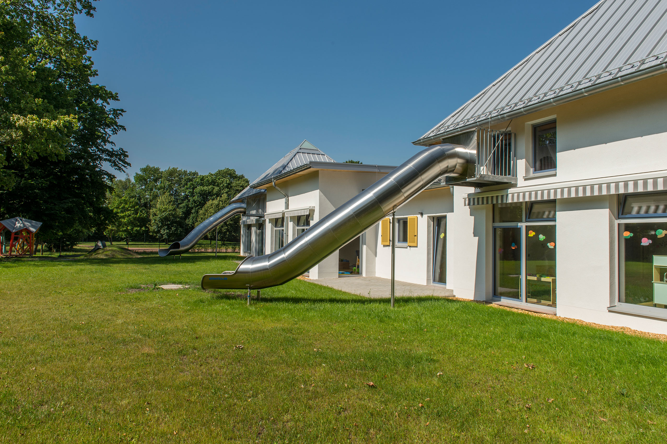 atlantics Edelstahlrutsche in der Kita Geislautern in Völklingen Außenansicht