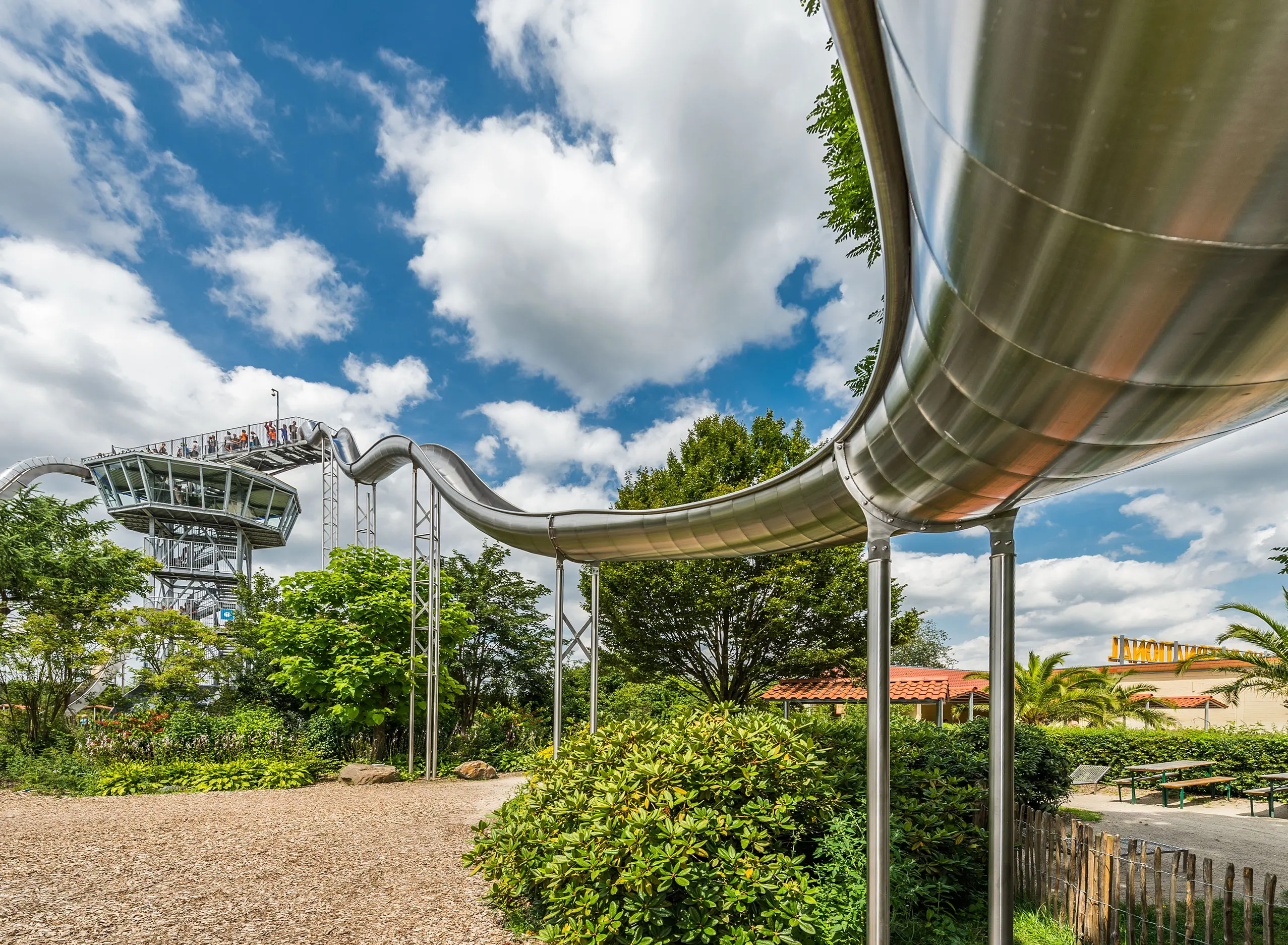 atlantics Edelstahlrutsche im Freizeitpark Irrland am Airport Tower, Tunnelhalbschalenrutsche mit Bobrunkurve