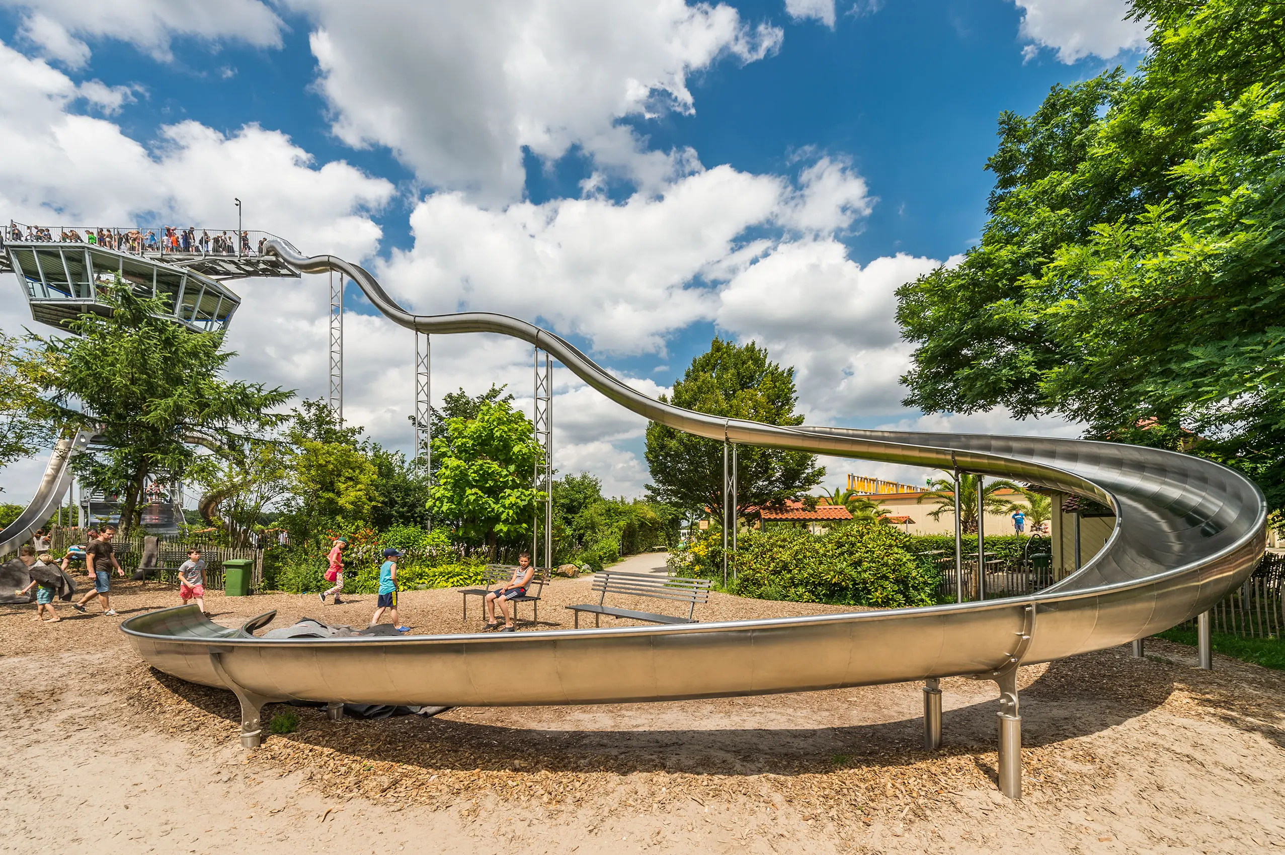 atlantics Edelstahlrutsche im Freizeitpark Irrland am Airport Tower, Tunnelhalbschalenrutsche mit Bobrunkurve