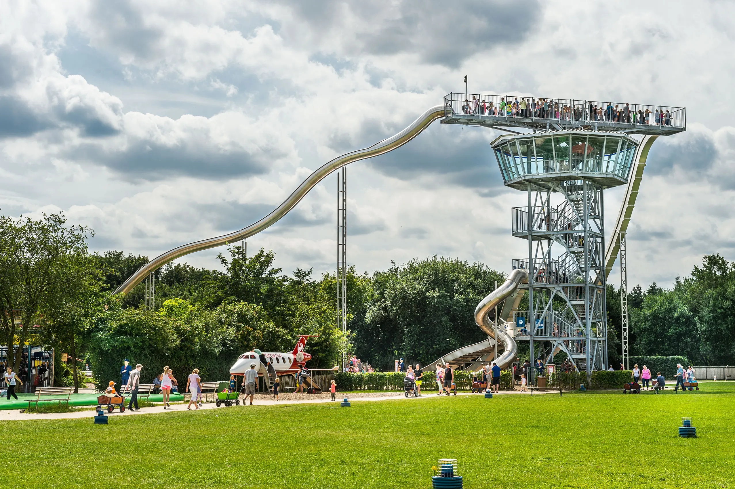 atlantics Edelstahlrutsche im Freizeitpark Irrland am Airport Tower, Tunnelhalbschalenrutsche mit Bobrunkurve