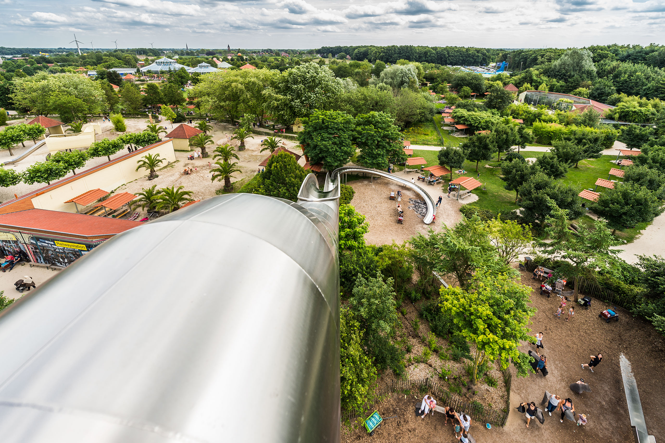 atlantics_edelstahlrutschen_freizeitpark-irrland-airport-tower_trocken_erlebnis_tunnelhalbschale ausblick von oben 147866