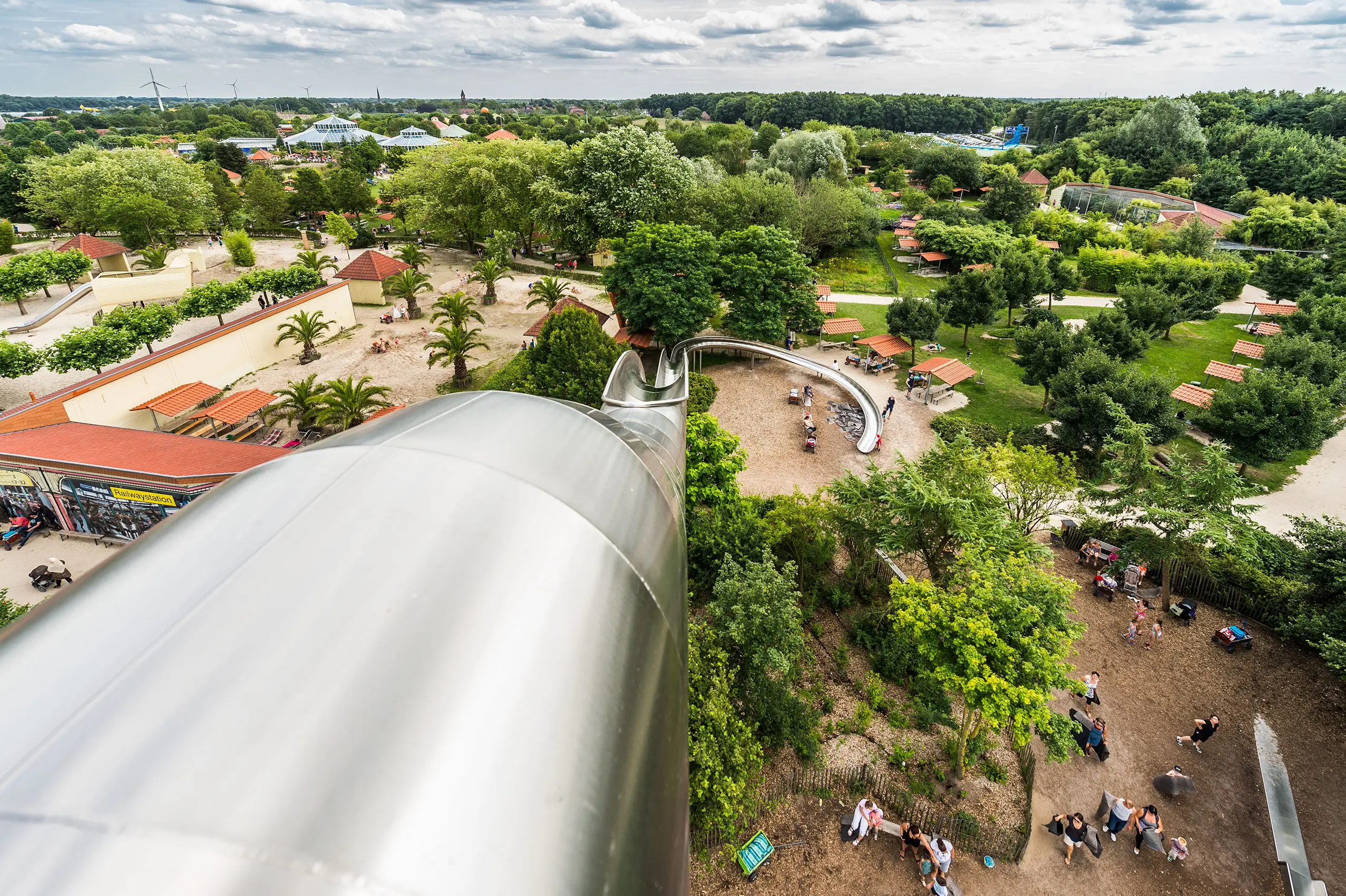 atlantics Edelstahlrutsche im Freizeitpark Irrland am Airport Tower, Tunnelhalbschalenrutsche mit Bobrunkurve