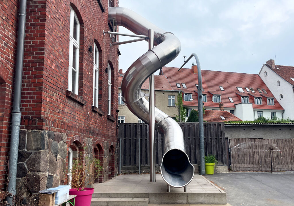atlantics Evakuierungsrutsche aus Edelstahl in der Grundschule in Wolgast, Tunnelrutsche outdoor