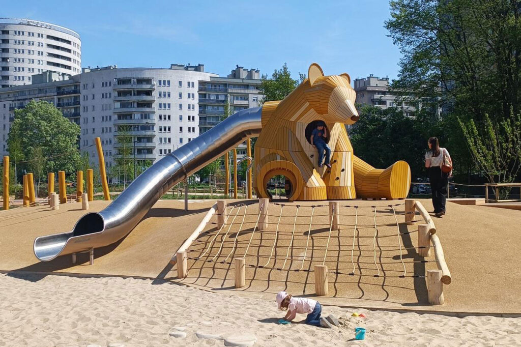 atlantics rustfri stålrutschebane på en legeplads i Warszawa, hvor en stor bjørn inviterer til leg og rutscheture