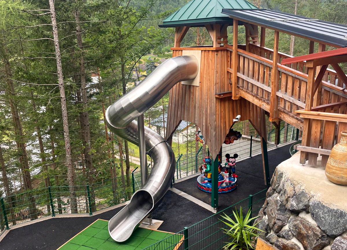 atlantics Spielplatzrutsche im Tierpark Zoo Kameltheater