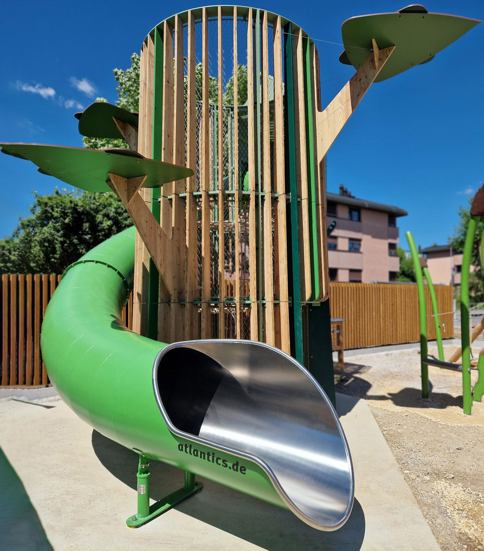atlantics Edelstahlrutsche auf einem Spielplatz in Frankreich, bei einem Coop Supermarché
