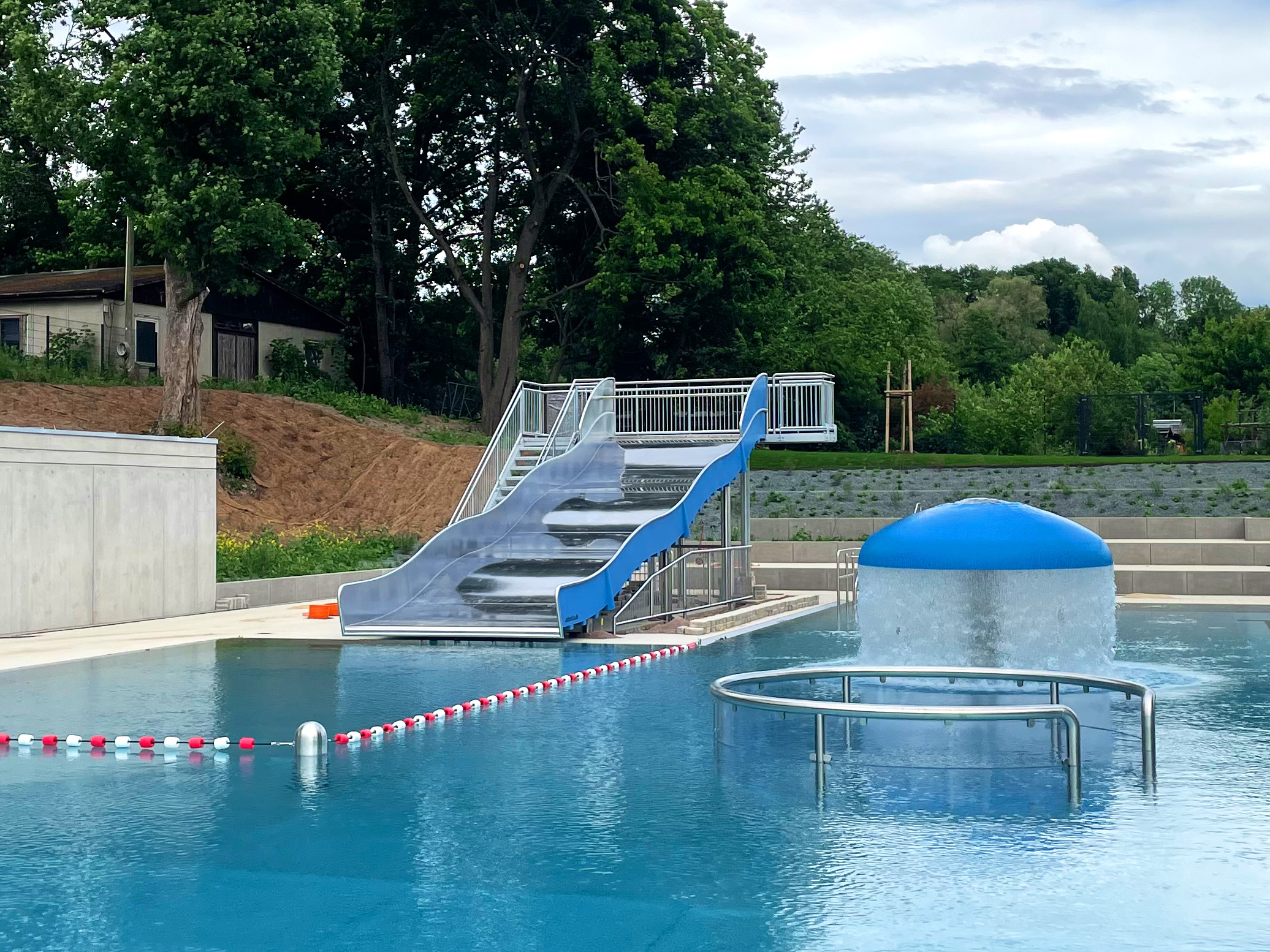 atlantics Breitwasserwellenrutsche im Freibad Bernsdorf in Chemnitz, Wasserrutsche