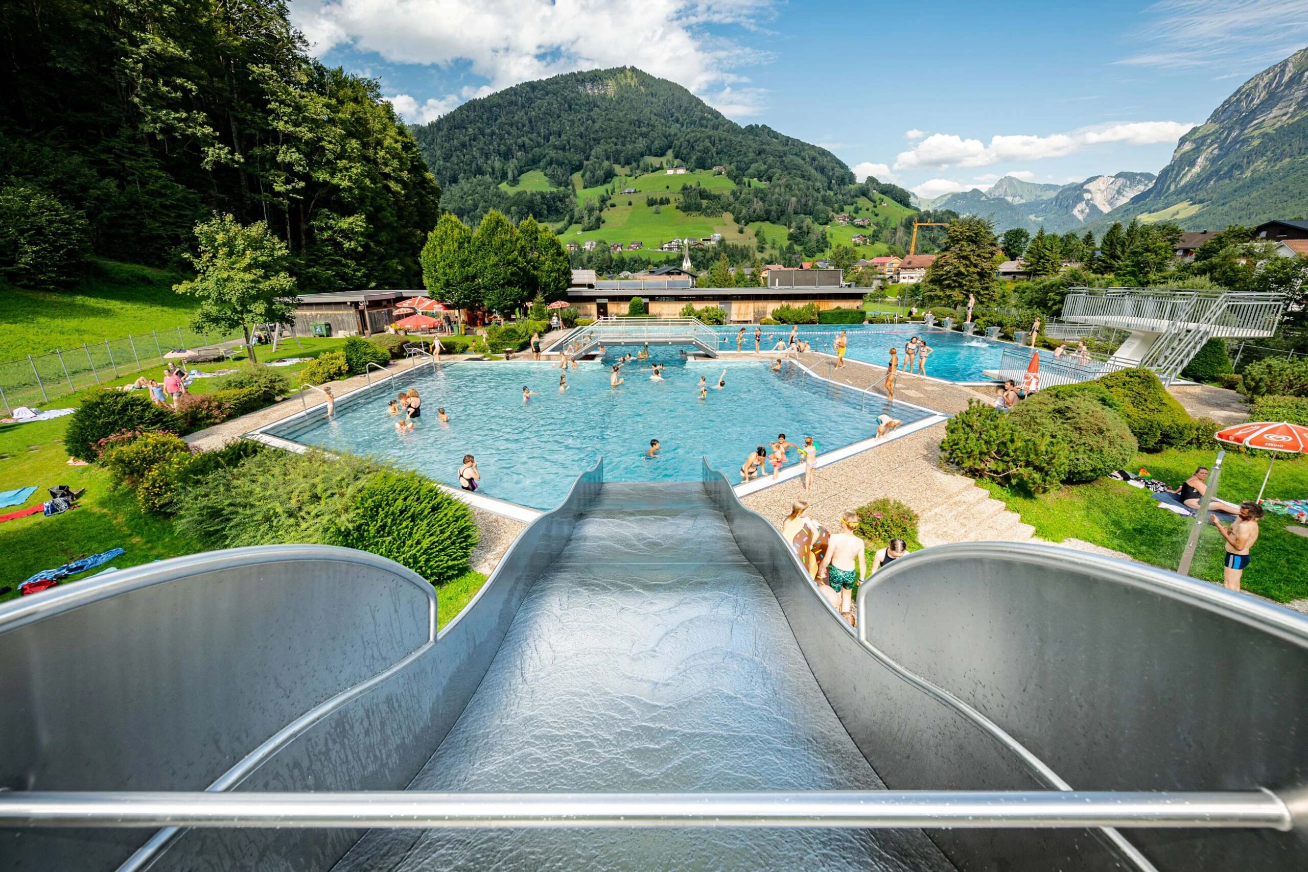atlantics Edelstahlrutsche im Freibad Mellau in Österreich.