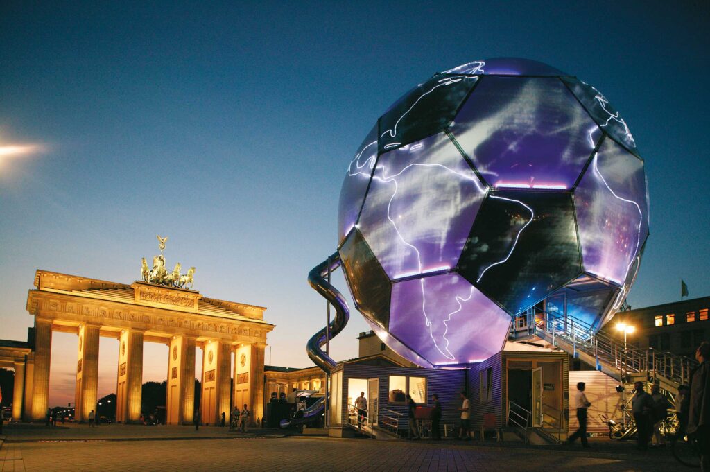 Coupe du monde 2006 à Berlin à la porte de Brandebourg, globe de football géant