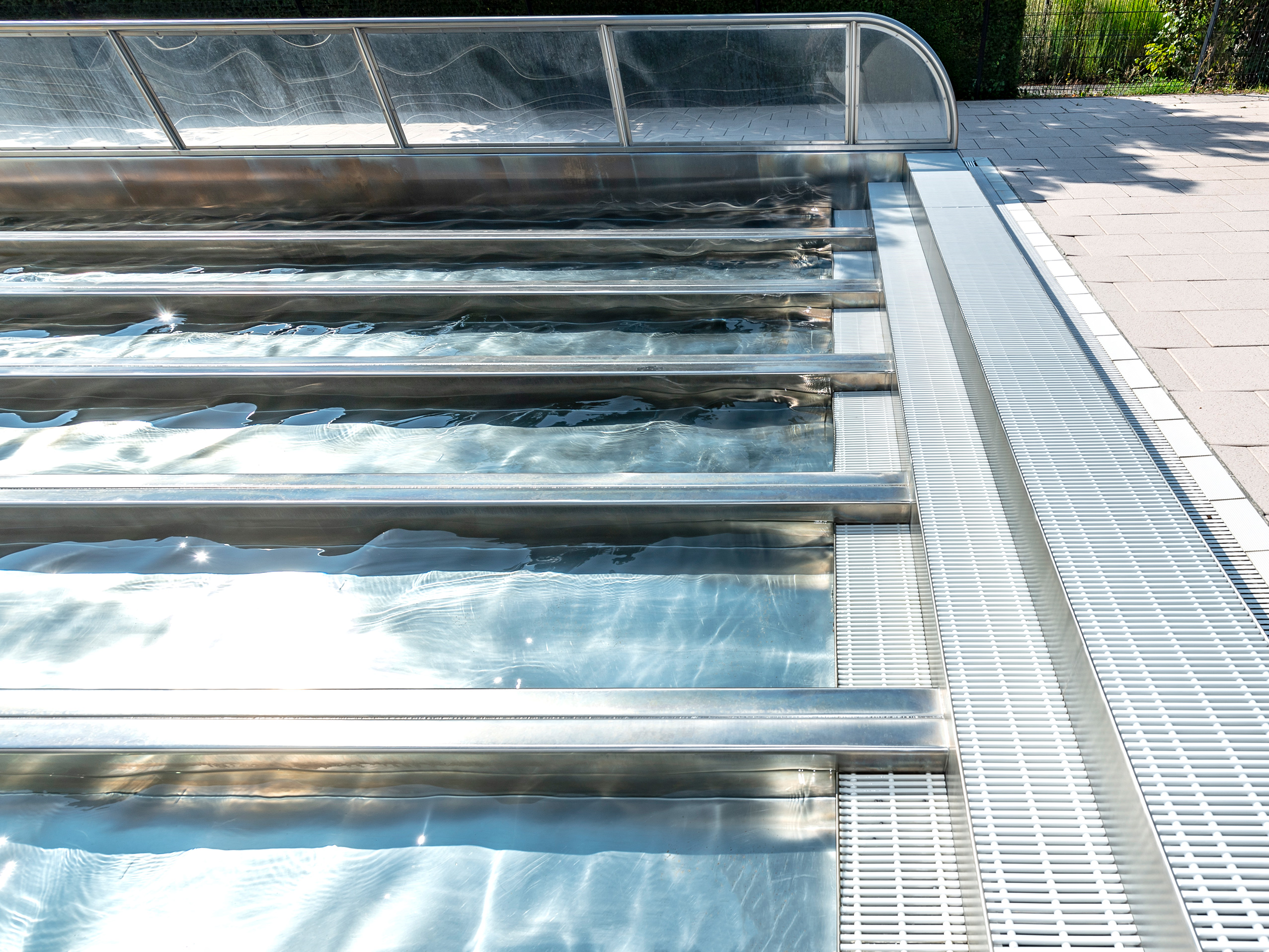 atlantics Edelstahlrutsche im Schwimmbad L’O Espace Aquatique in Obernai, Frankreich, Mehrspurenwasserrutsche, Wasserrutsche