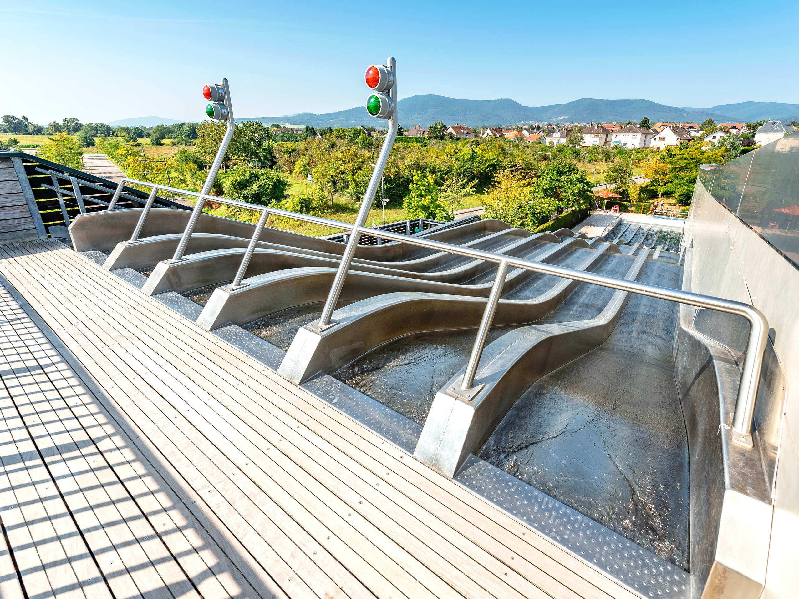 atlantics Edelstahlrutsche im Schwimmbad L’O Espace Aquatique in Obernai, Frankreich, Mehrspurenwasserrutsche, Wasserrutsche