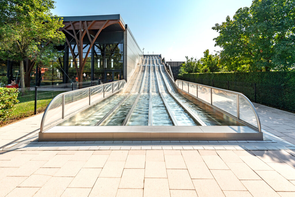 Escorrega em aço inoxidável atlantics na piscina L'O Espace Aquatique em Obernai, França, escorrega aquático multipista, escorrega aquático