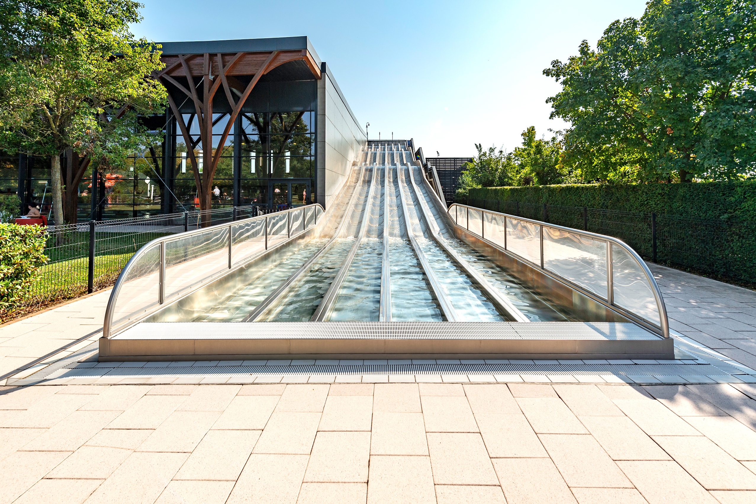 atlantics Edelstahlrutsche im Schwimmbad L’O Espace Aquatique in Obernai, Frankreich, Mehrspurenwasserrutsche, Wasserrutsche