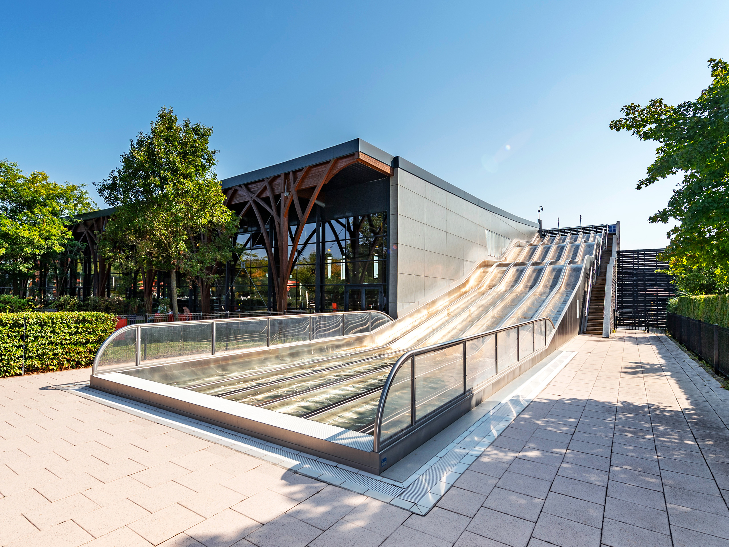 atlantics Edelstahlrutsche im Schwimmbad L’O Espace Aquatique in Obernai, Frankreich, Mehrspurenwasserrutsche, Wasserrutsche