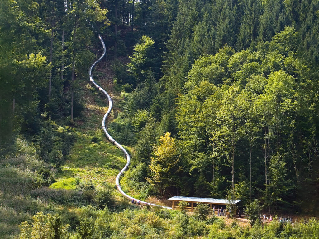 Europas längsta rutschkana i rostfritt stål vid Baumkronenweg Waldkirch, backrutschkana