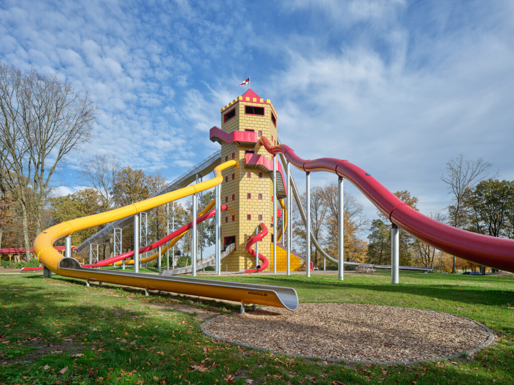 atlantics rustfri stål-rutsjebaner ved rutsjebanetårnet i forlystelsesparken Wildpark Frankenhof i Reken