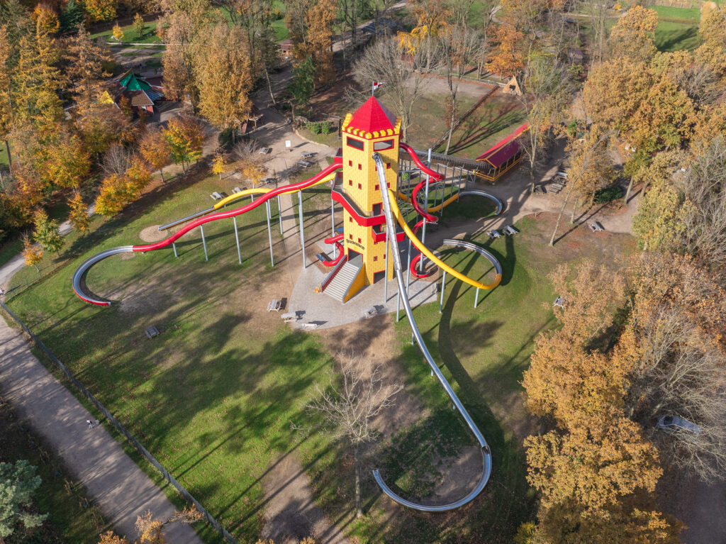 atlantics rustfri stål-rutsjebaner ved rutsjebanetårnet i forlystelsesparken Wildpark Frankenhof i Reken