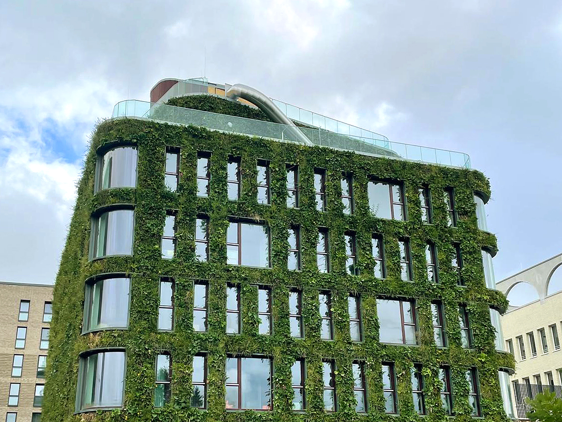 atlantics Edelstahlrutsche in der Kita im SterniPark in Hamburg, begrüntes Haus mit Rutsche auf dem Dach