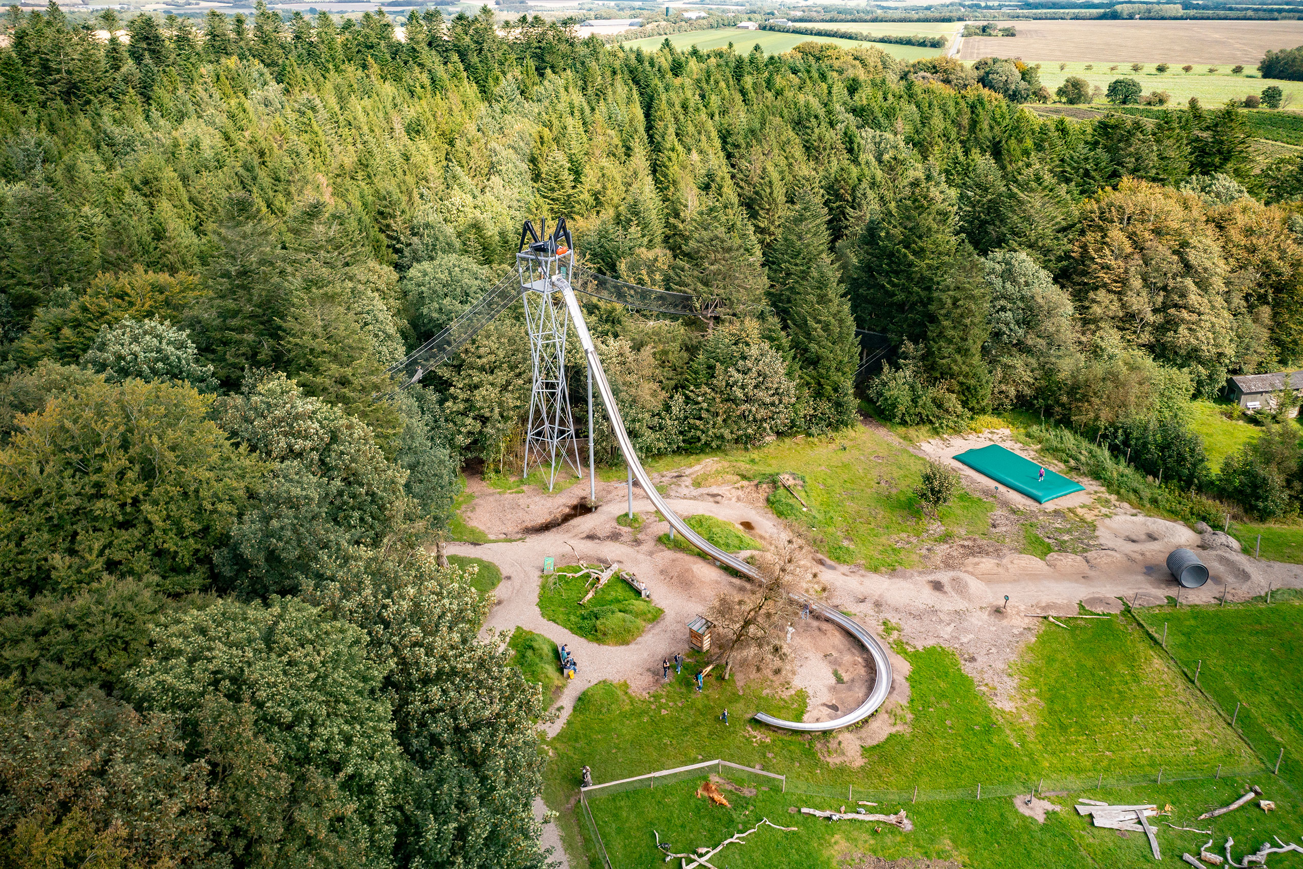 Drohnenaufnahme der atlantics Freifallrutsche aus Edelstahl im Freizeitpark WOW Park in Skjern, Dänemark