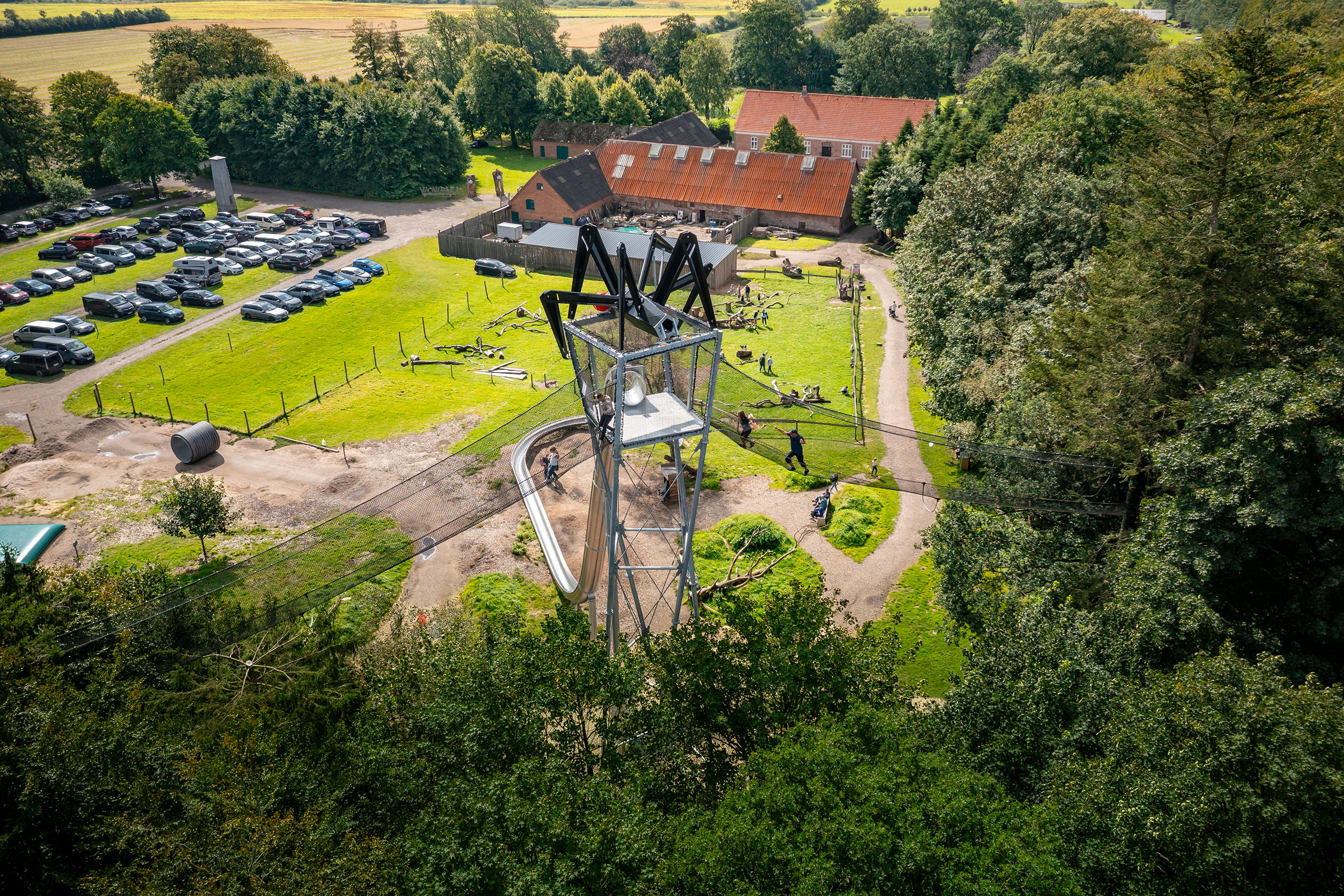 Hinteransicht der atlantics Edelstahlrutsche im Freizeitpark WOW Park in Skjern, Dänemark