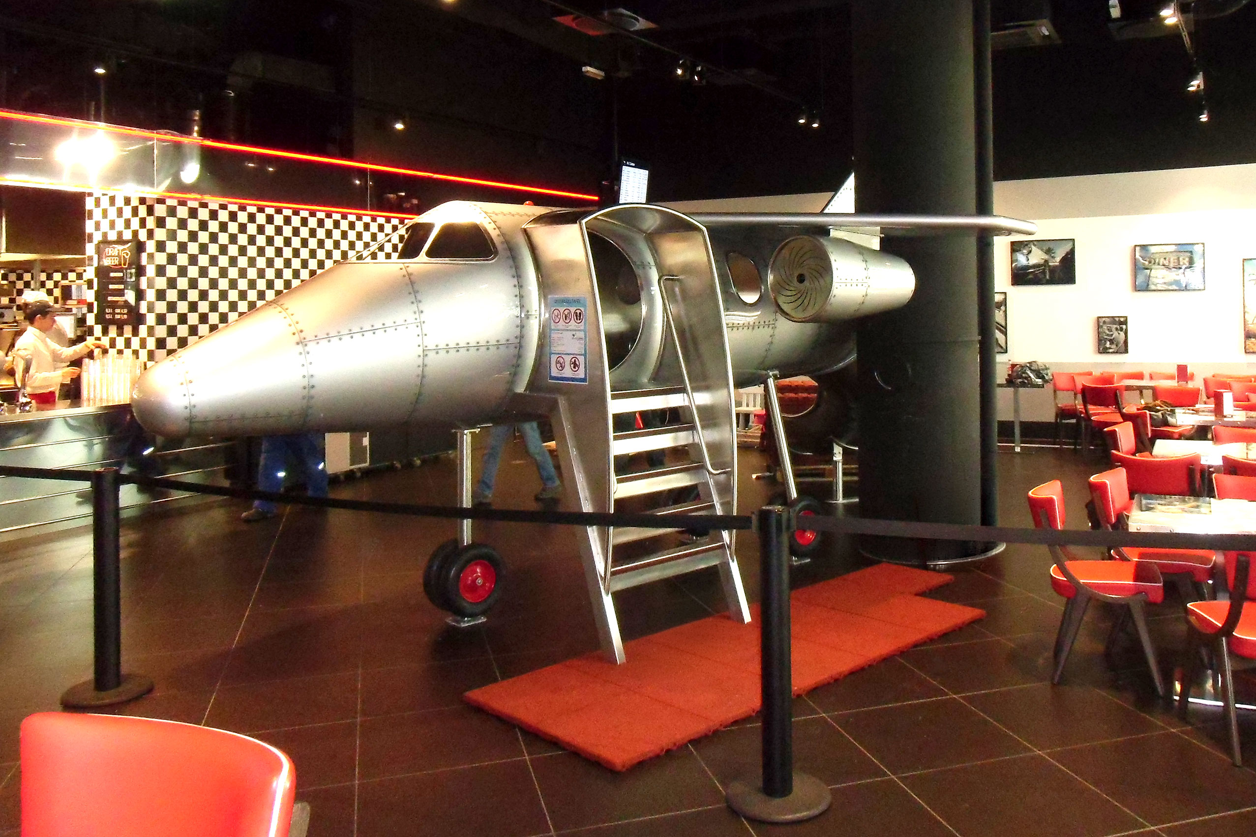 atlantics Spezialprodukt: Spielflugzeug Jetliner ATL2000 am Flughafen Wien