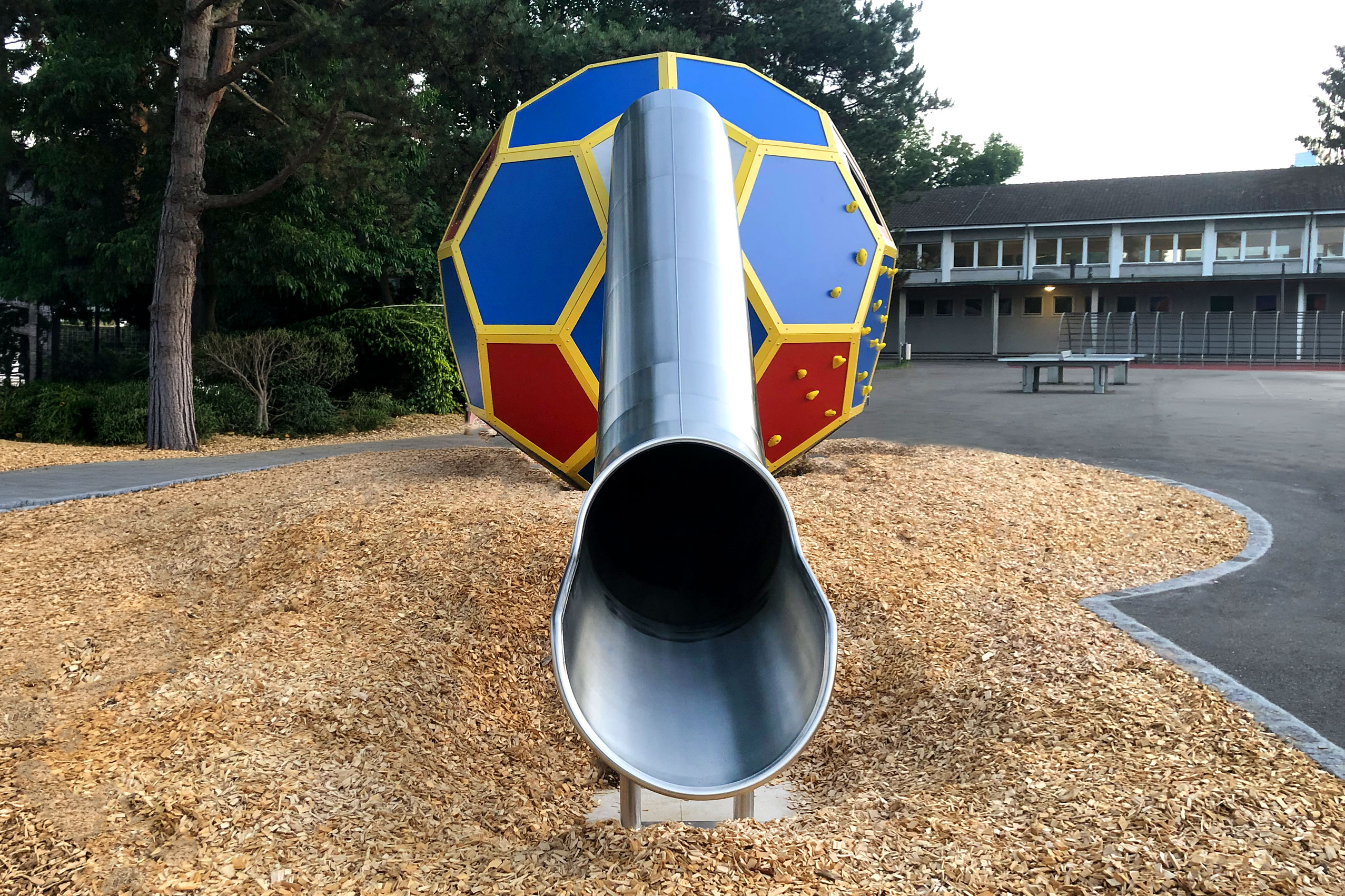 atlantics Spielfußball mit Edelstahlrutsche in einer Schule in Basel in der Schweiz