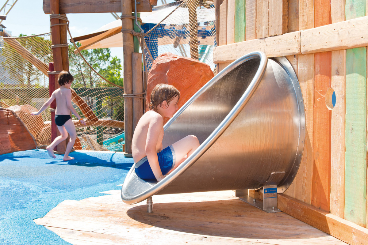 atlantics Edelstahlrutsche im Europa-Park in Rust, eine Wasserrutsche mit Landebecken
